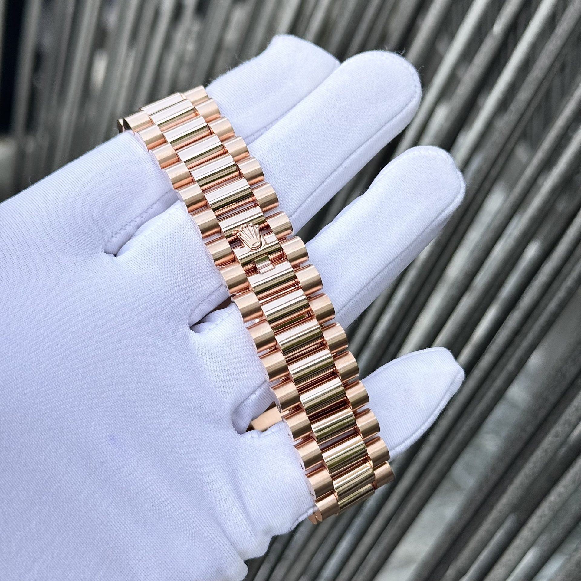 Rolex Best Fake Watch Day-Date Mother Of Pearl Dial Moissanite Gold Wrapped GM Factory 40mm - Top club