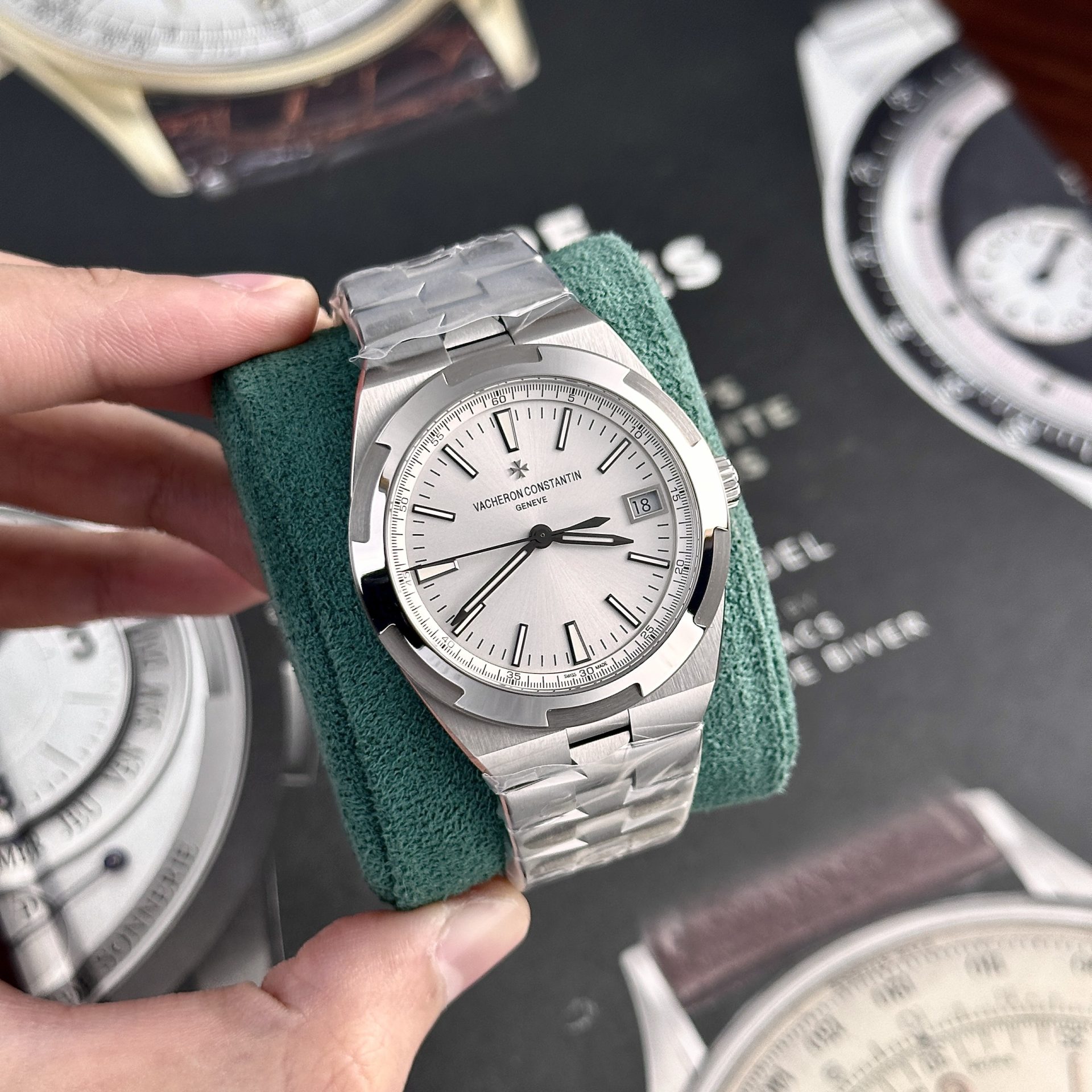 Vacheron Constantin Overseas 4500V Replica Watch Silver Dial 41mm - Elite Watch Atelier