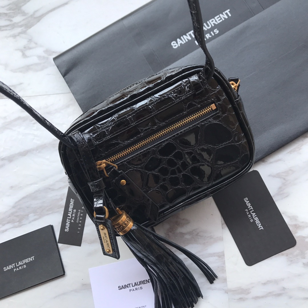 MONOGRAM CHAIN WALLET IN CROCODILE EMBOSSED SHINY LEATHER1:1High-quality replica