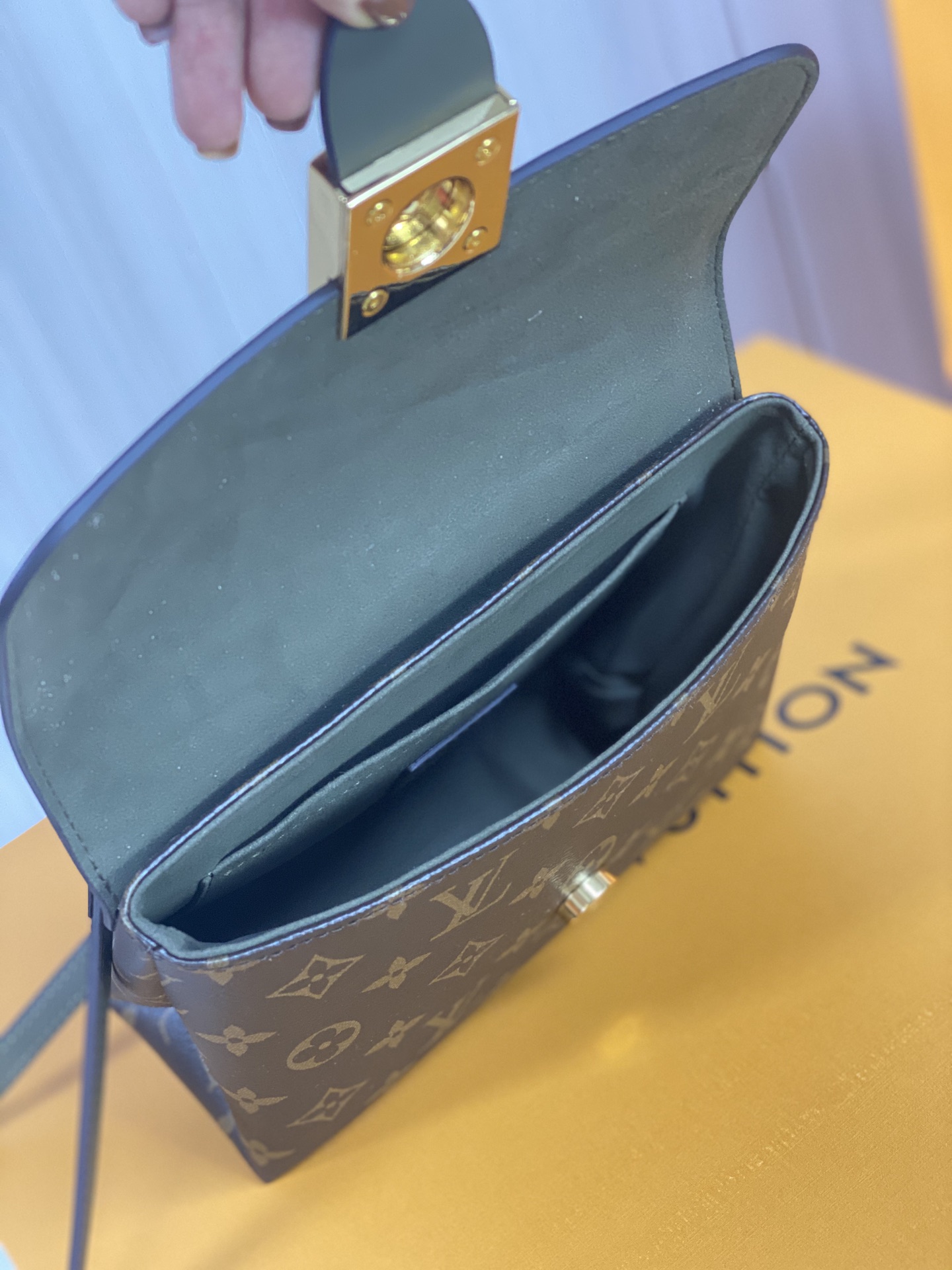 Louis Vuitton Locky BB M447971:1High-quality replica