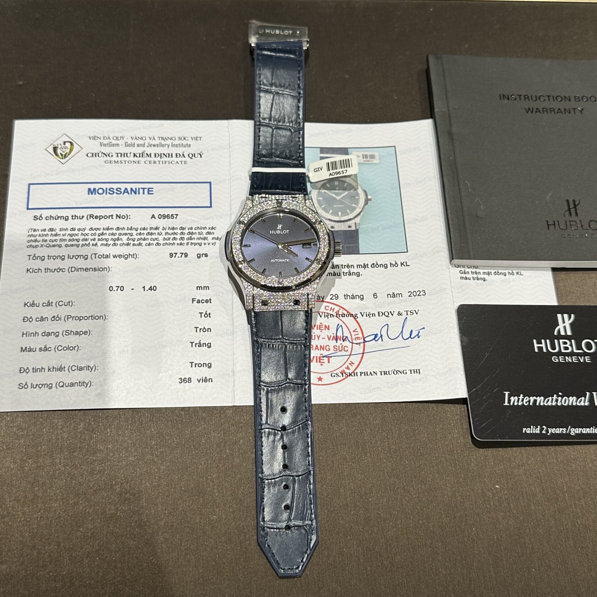 Hublot Replica Watch With Full Diamond Moissanite Diamonds Blue Dial 42mm - Top club