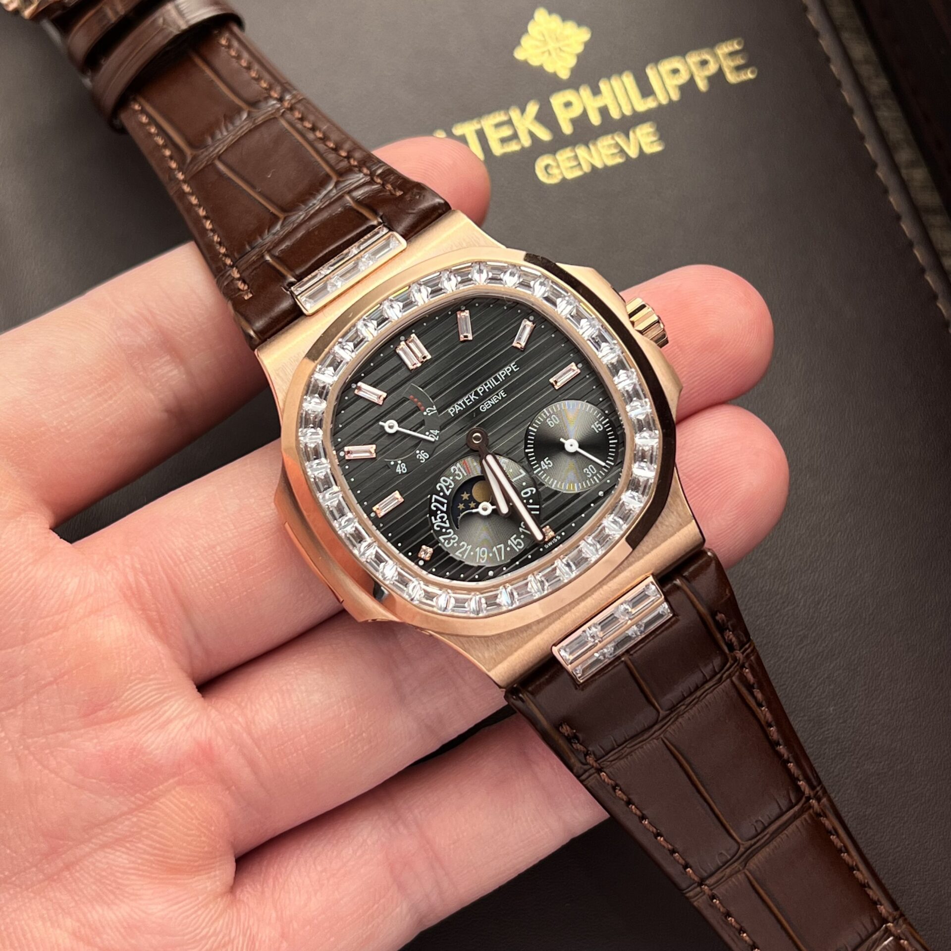 Patek Philippe Nautilus 5724R Replica Watch Gray Dial Factory GR 40mm - Elite Watch Atelier