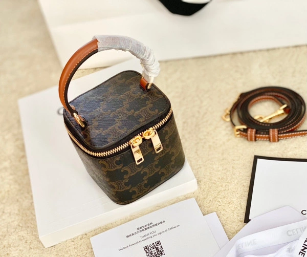 CELIN* MINI VANITY CASE IN TRIOMPHE - Tidelocker Bags Ru1:1High-quality replica