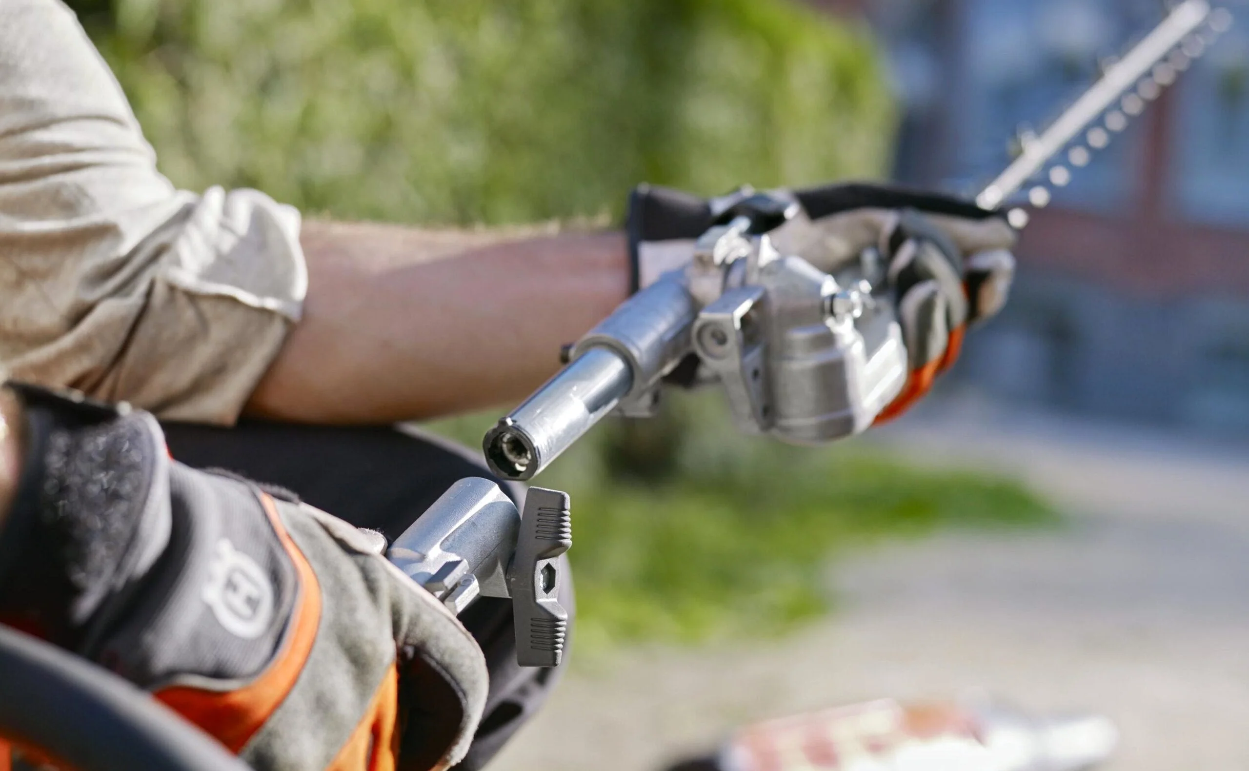 Husqvarna Straight Shaft Gas String Trimmer, 28-cc 2-Cycle, 20-in - 330LK 970545001 - Image 11 Husqvarna Straight Shaft Gas String Trimmer, 28-cc 2-Cycle, 20-in - 330LK 970545001 - Image 11