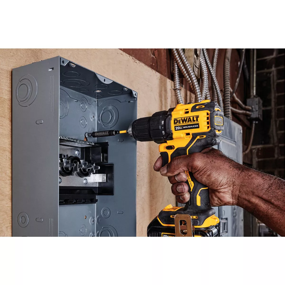 DEWALT ATOMIC 20-Volt MAX Lithium-Ion 1/2 In. Brushless Cordless Drill/Driver Kit