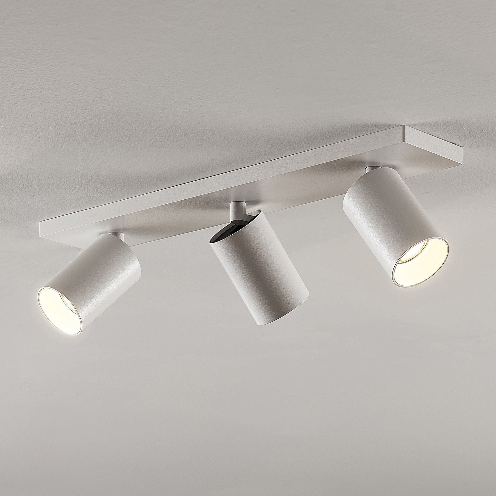 Verstelbare LED Plafondlamp met Drie Spots voor Moderne Verlichting – Wit Aluminium Plafond- of Wandmontage, Ideaal voor Grote Ruimtes