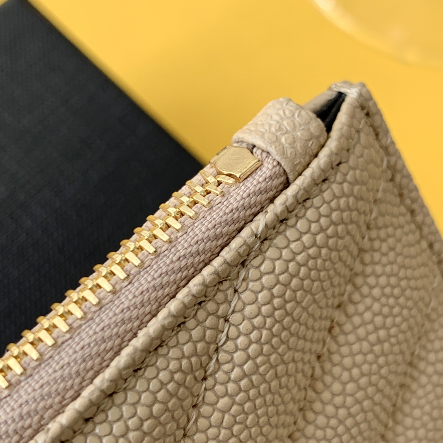 CASSANDRE MATELASSÉ ZIPPED FRAGMENTS CARD CASE IN GRAIN DE POUDRE EMBOSSED LEATHER1:1High-quality replica