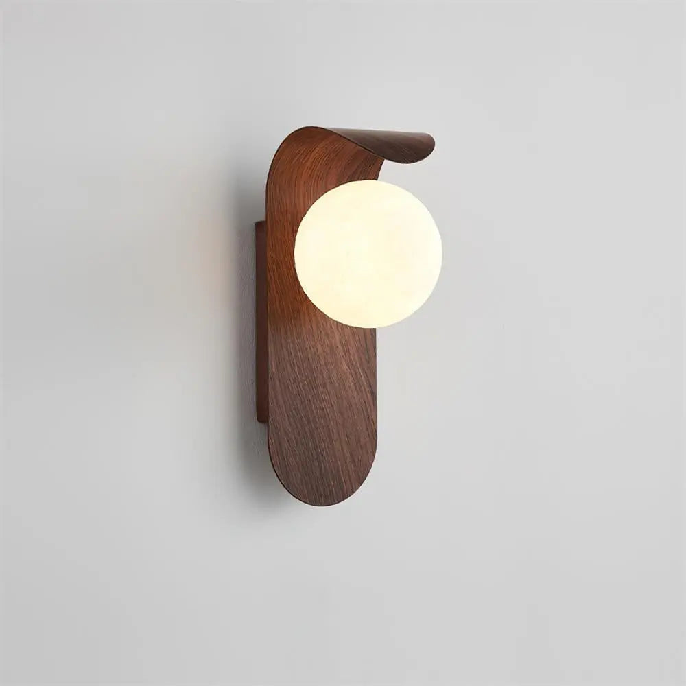 GlowForm – Wandlamp met Gouden Accent en Modern Contrast