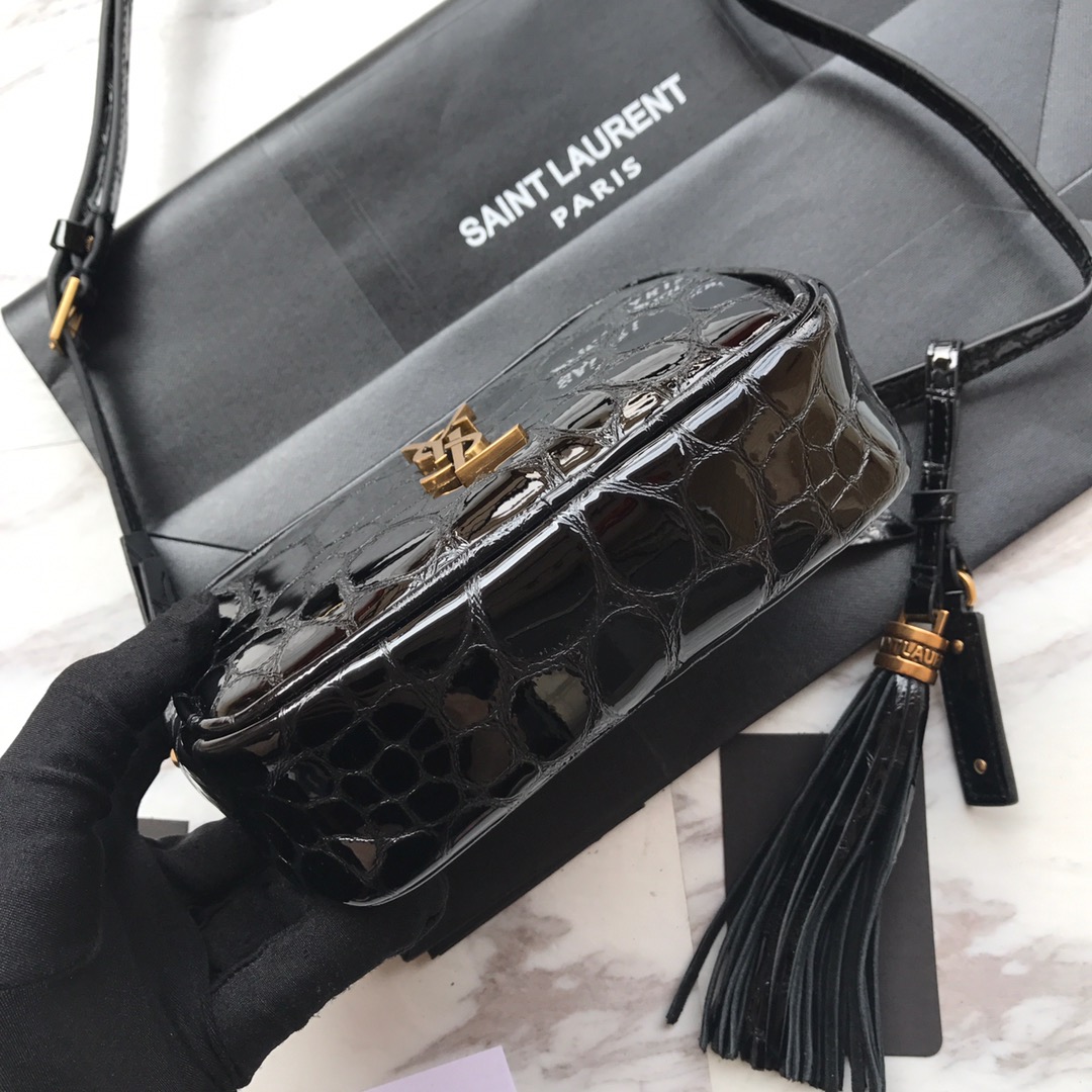 MONOGRAM CHAIN WALLET IN CROCODILE EMBOSSED SHINY LEATHER1:1High-quality replica