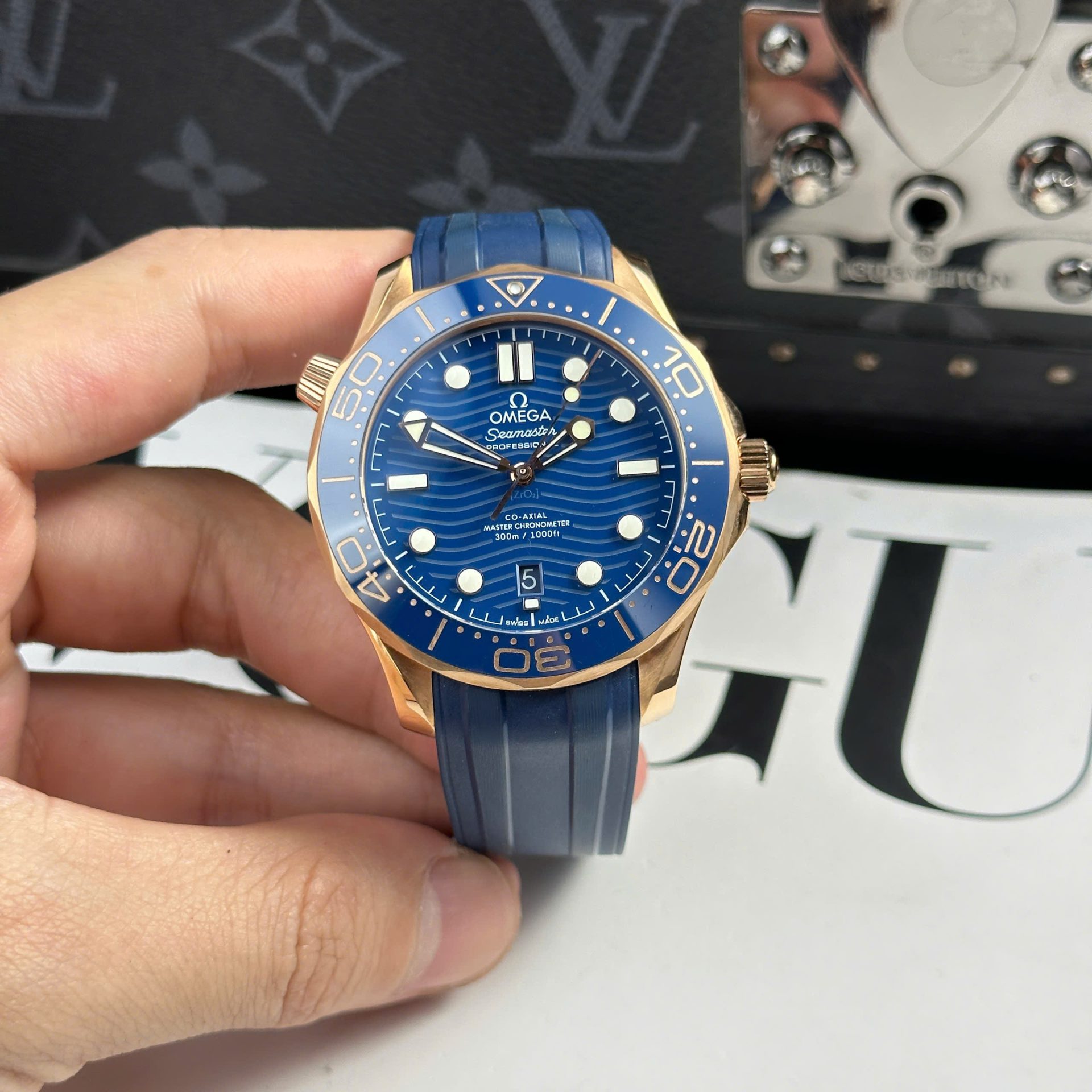 Omega Seamaster Diver 300M Replica Watch Blue Dial Rubber Strap VSF 42mm - Elite Watch Atelier