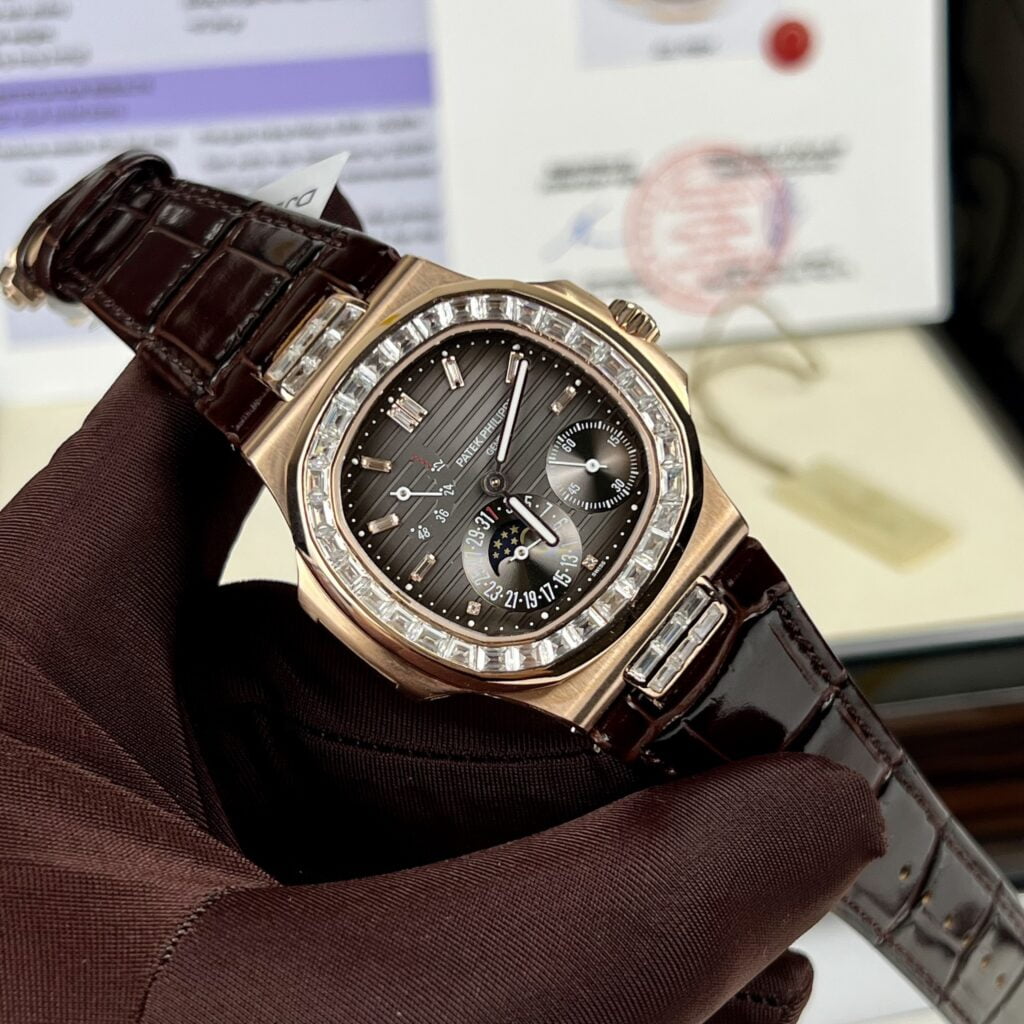 Patek Philippe Replica Watch Nautilus 5724 Gold-Wrapped With Moissanite Diamond ZF Factory 40mm - Elite Watch Atelier