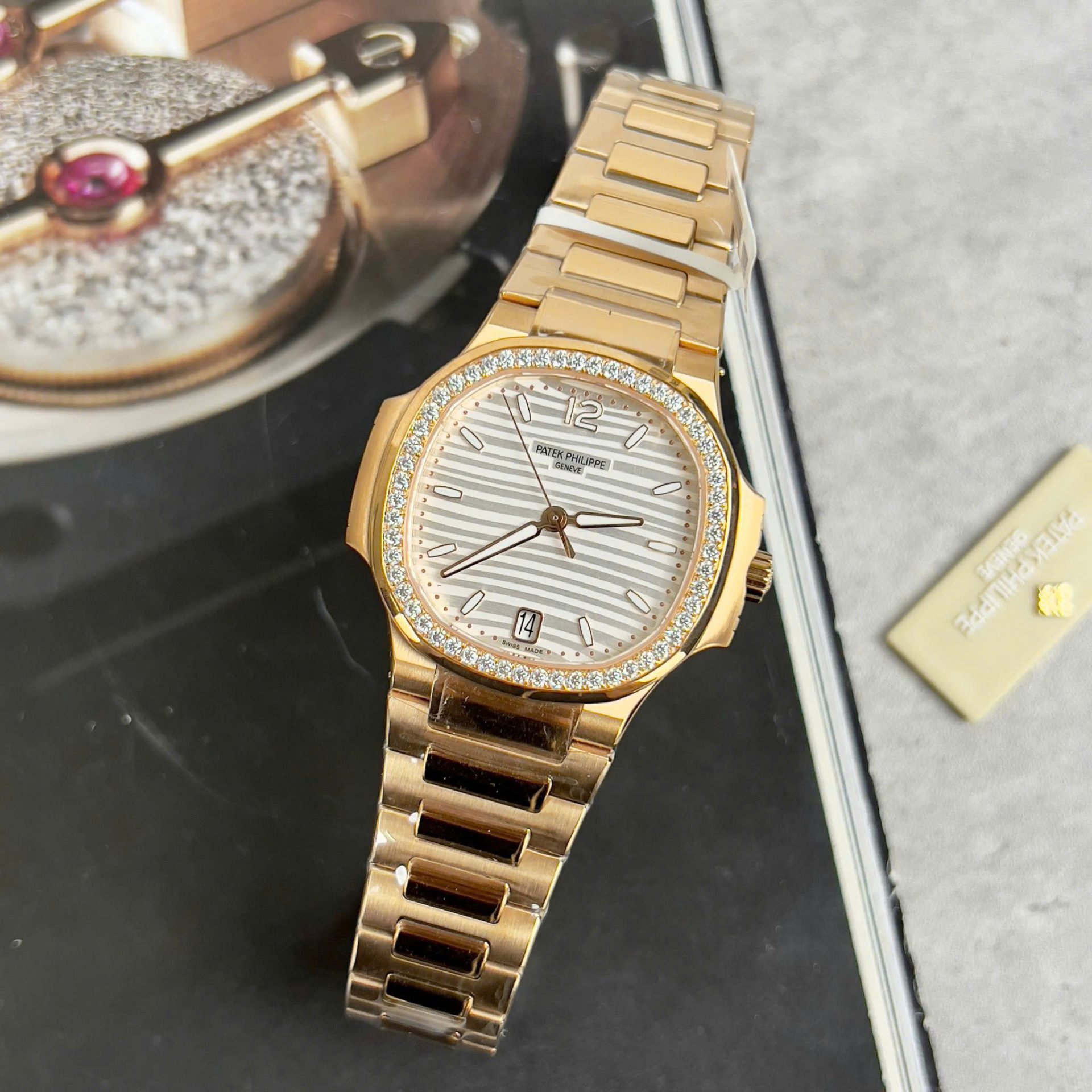 Patek Philippe Nautilus 7118 Best Replica Watches White Dial Bezel Moissanite Diamonds 35.2mm - Elite Watch Atelier