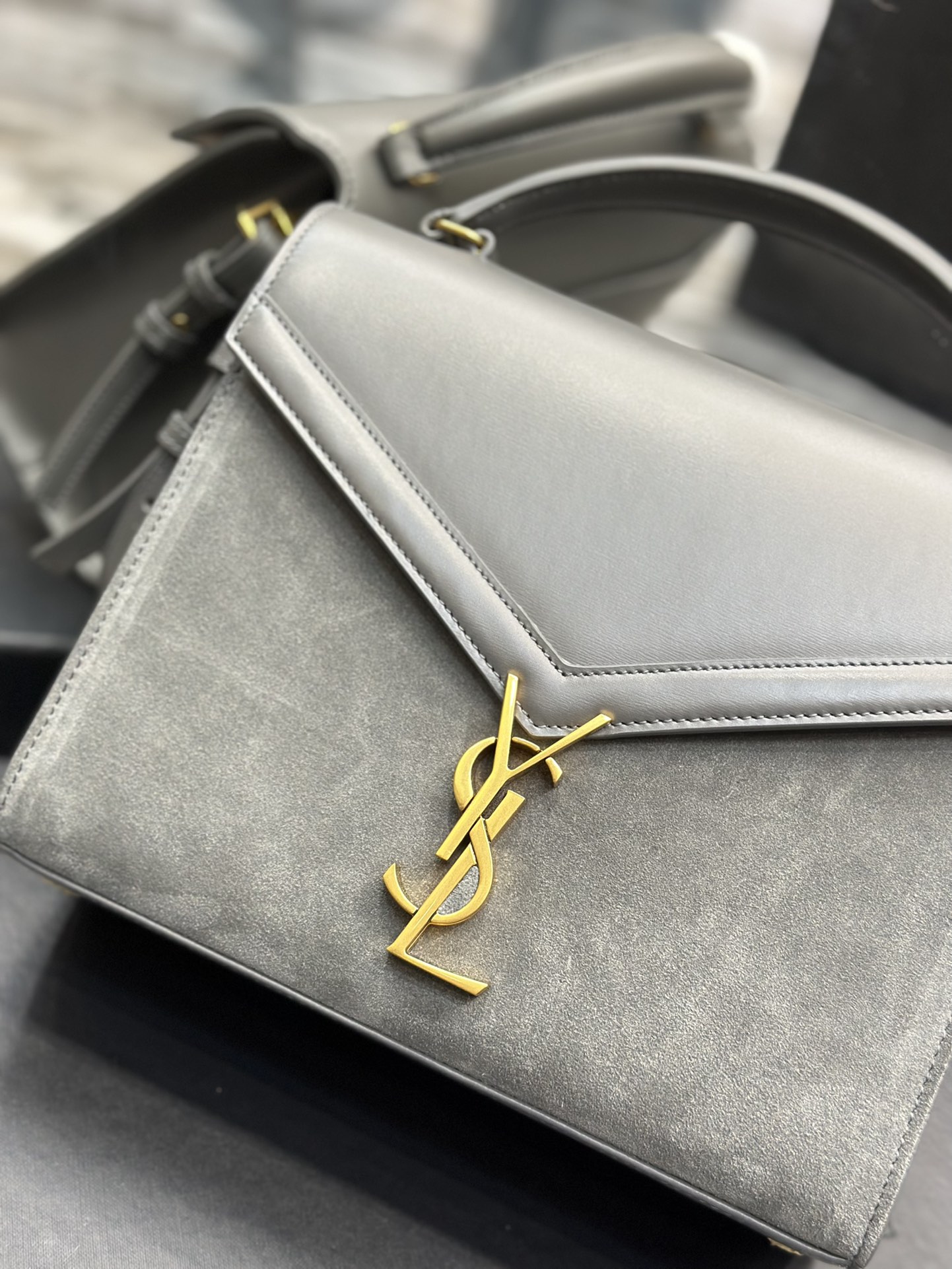 CASSANDRA MEDIUM TOP HANDLE BAG IN GRAIN DE POUDRE EMBOSSED LEATHER1:1High-quality replica