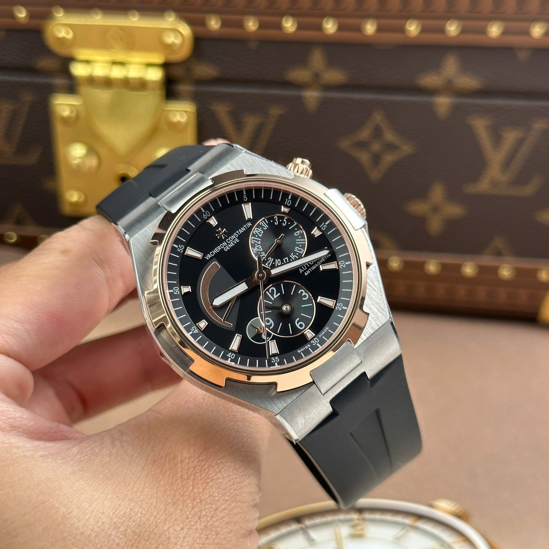 Vacheron Constantin Overseas Dual Time 47450 Demi Rose Gold Good Imitation Watches Black Dial 9F Factory 42mm - Elite Watch Atelier