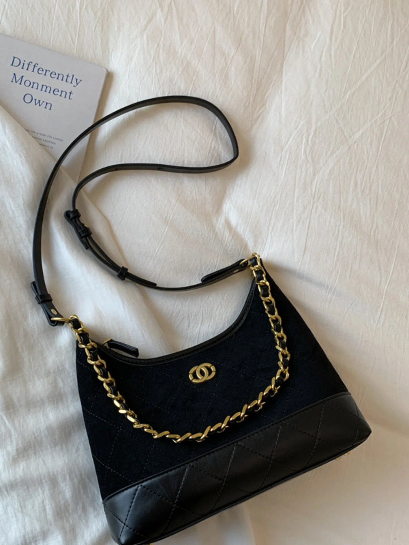 Modern Chain Accent Crossbody Handbag - ZKZOOK