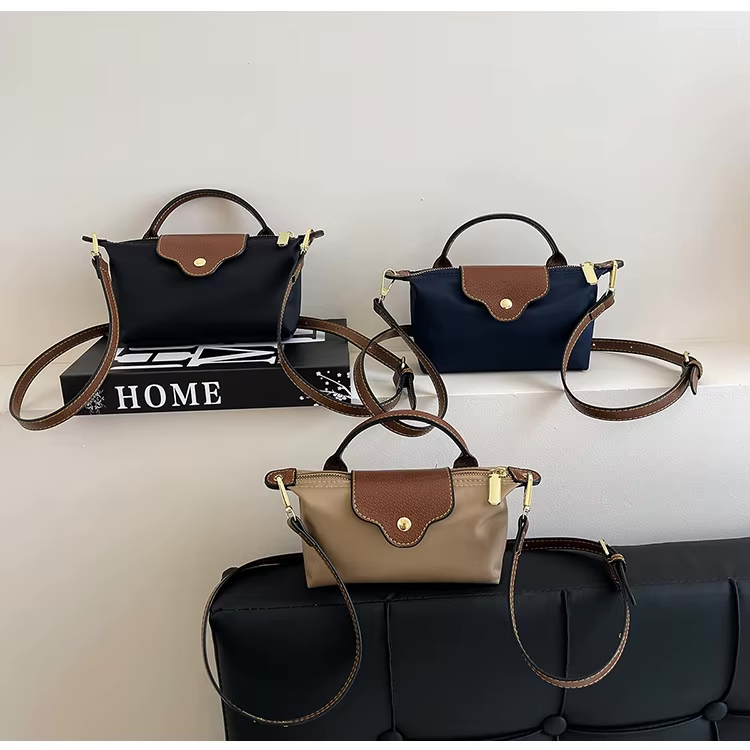 Zwarte Crossbody Tas Dames - Stijlvolle Compacte Camille Mini Bag met Verstelbare Schouderriem en Goudkleurige Sluiting