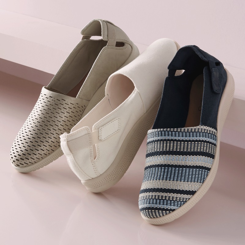 Baretraps Women's Viccia Slip-On - MIDNIGHT VELVET CATALOG