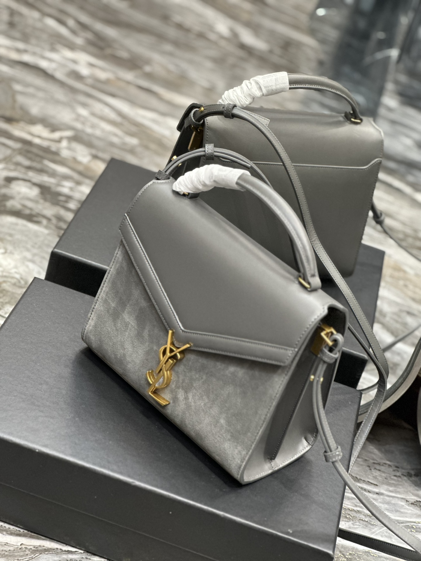 CASSANDRA MEDIUM TOP HANDLE BAG IN GRAIN DE POUDRE EMBOSSED LEATHER1:1High-quality replica
