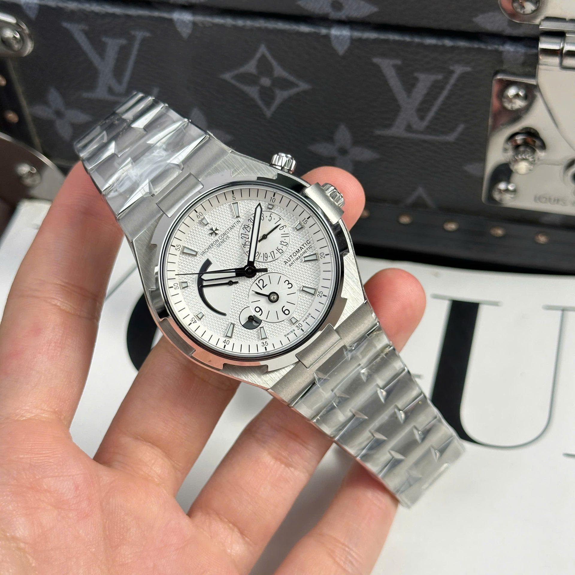 Vacheron Constantin Copies Watches Overseas Dual Time 47450 White 9F Factory 42mm - Elite Watch Atelier