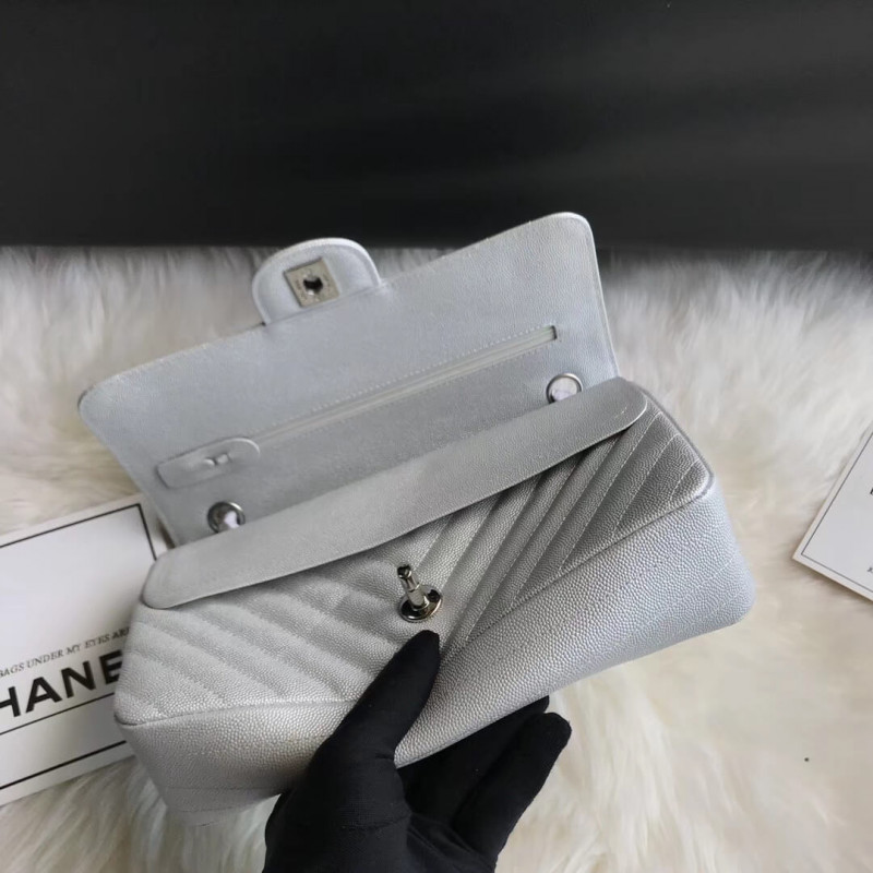 Replica Chanel Chevron Caviar Calfskin Classic Flap Bag A011121:1High-quality replica