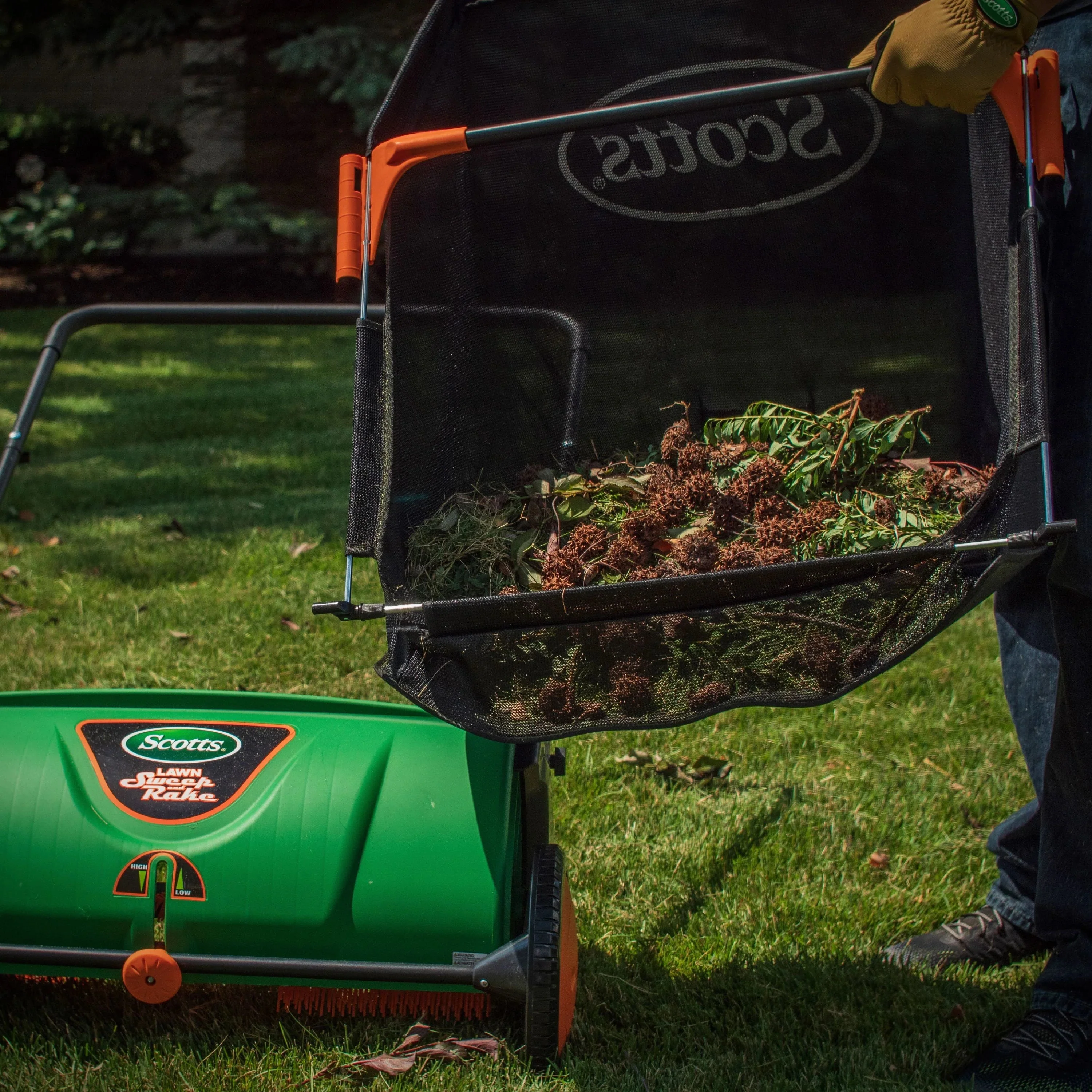 Scotts 26-Inch Push Lawn Sweeper - LSW70026S - Image 4 Scotts 26-Inch Push Lawn Sweeper - LSW70026S - Image 4