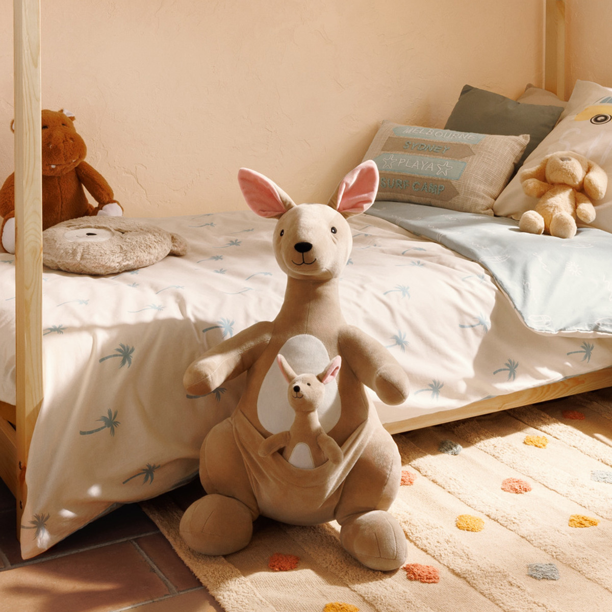 "Blake" XL kangaroo soft toy Beige, H.63 cm
