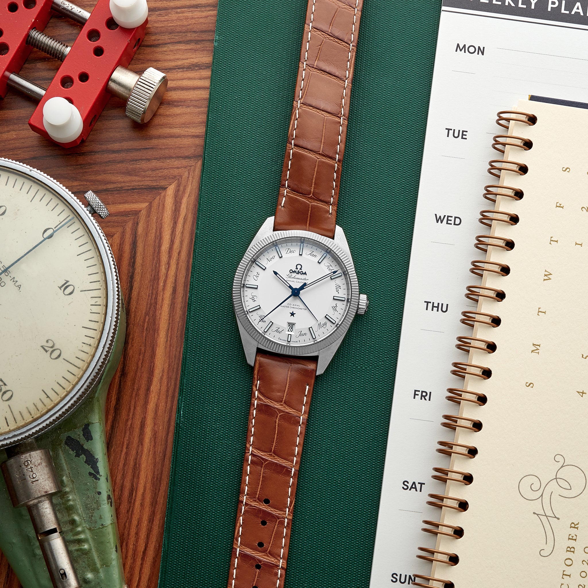 Constellation Globemaster Co-Axial Master Chronometer Annual Calendar 41mm White Dial On Leather Strap(1:1 replica) - Top club