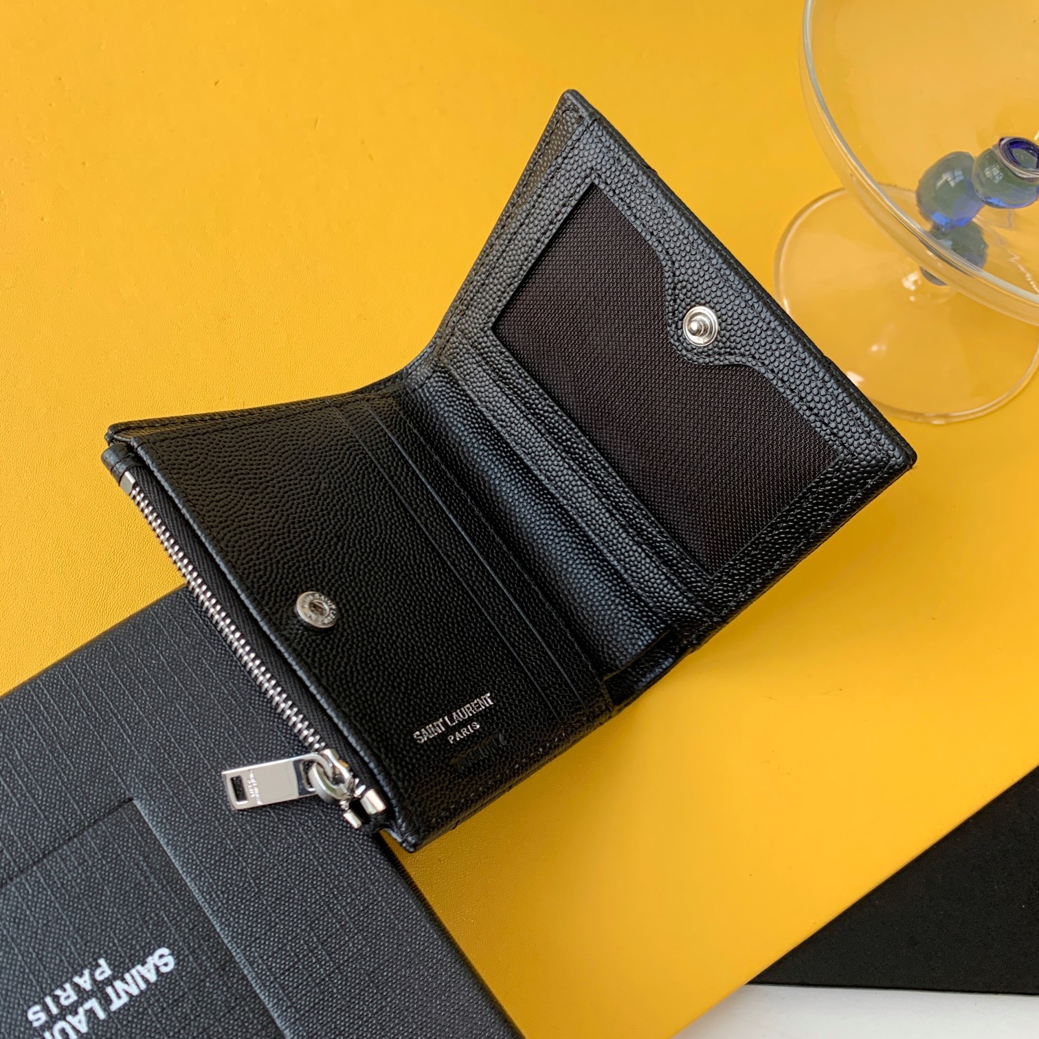 CASSANDRE MATELASSÉ FLAP CARD CASE IN GRAIN DE POUDRE EMBOSSED LEATHER1:1High-quality replica