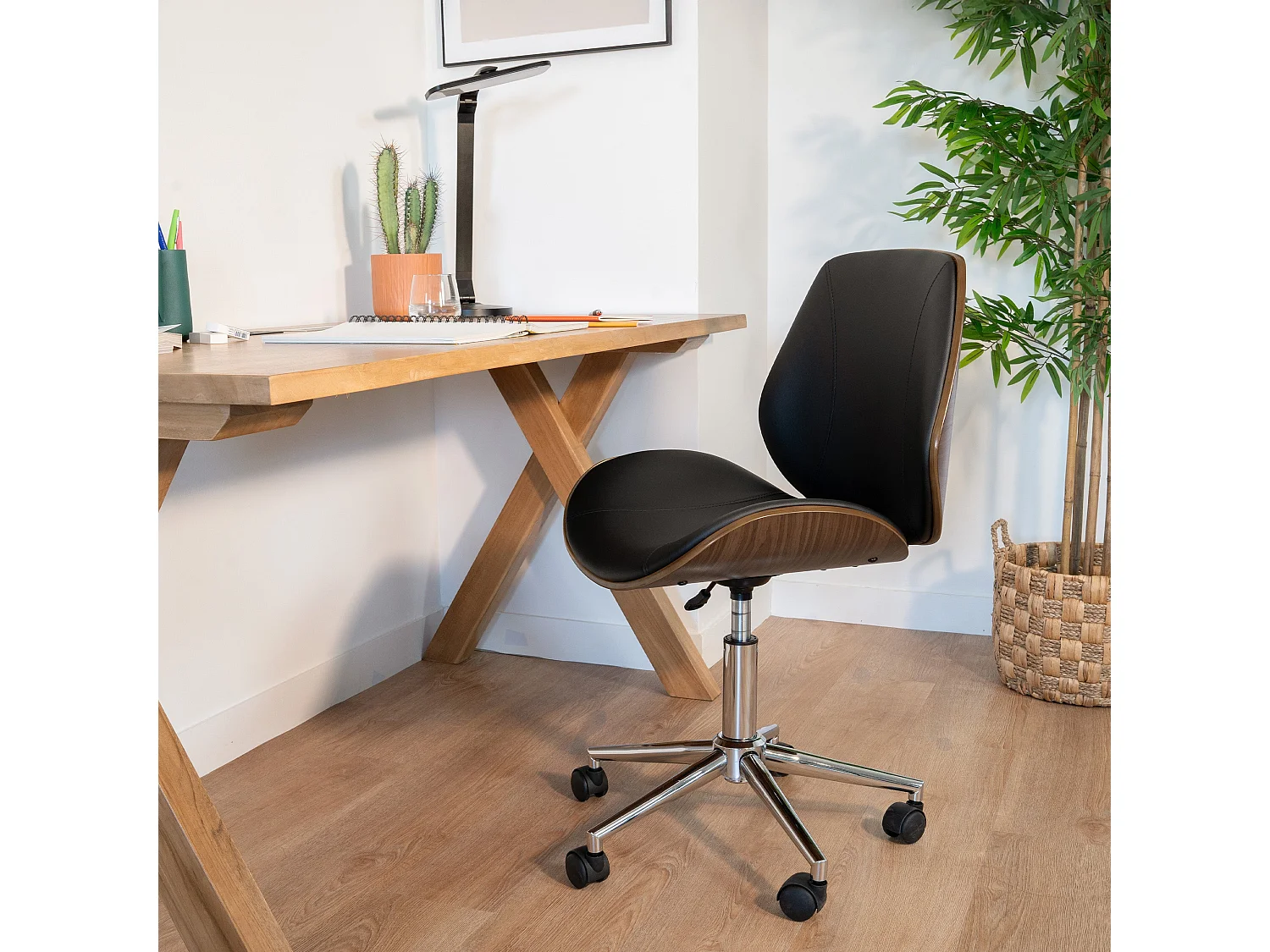 Chaise de bureau pivotante en bois en PU noir - Archie