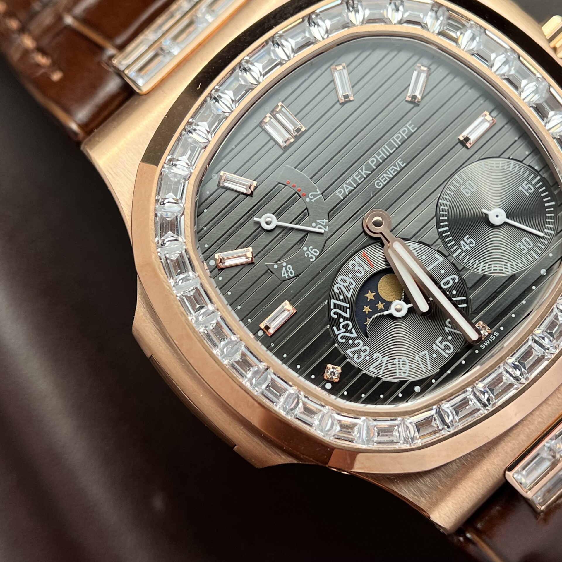 Patek Philippe Nautilus 5724R Replica Watch Gray Dial Factory GR 40mm - Top club