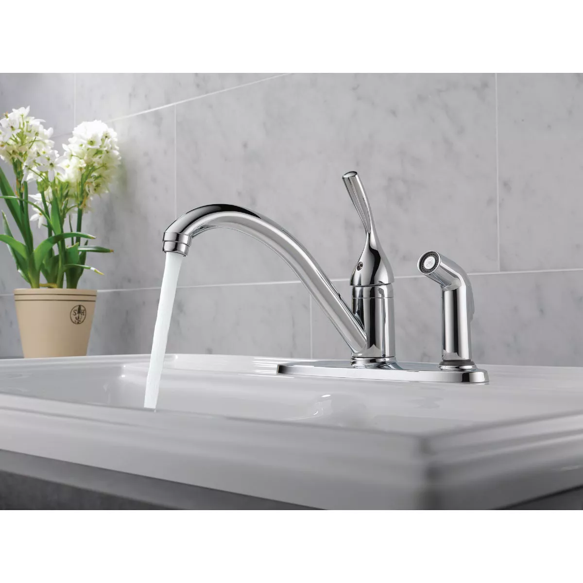 Delta Classic Series 1-Handle Lever Kitchen Faucet with Side Spray, Chrome
