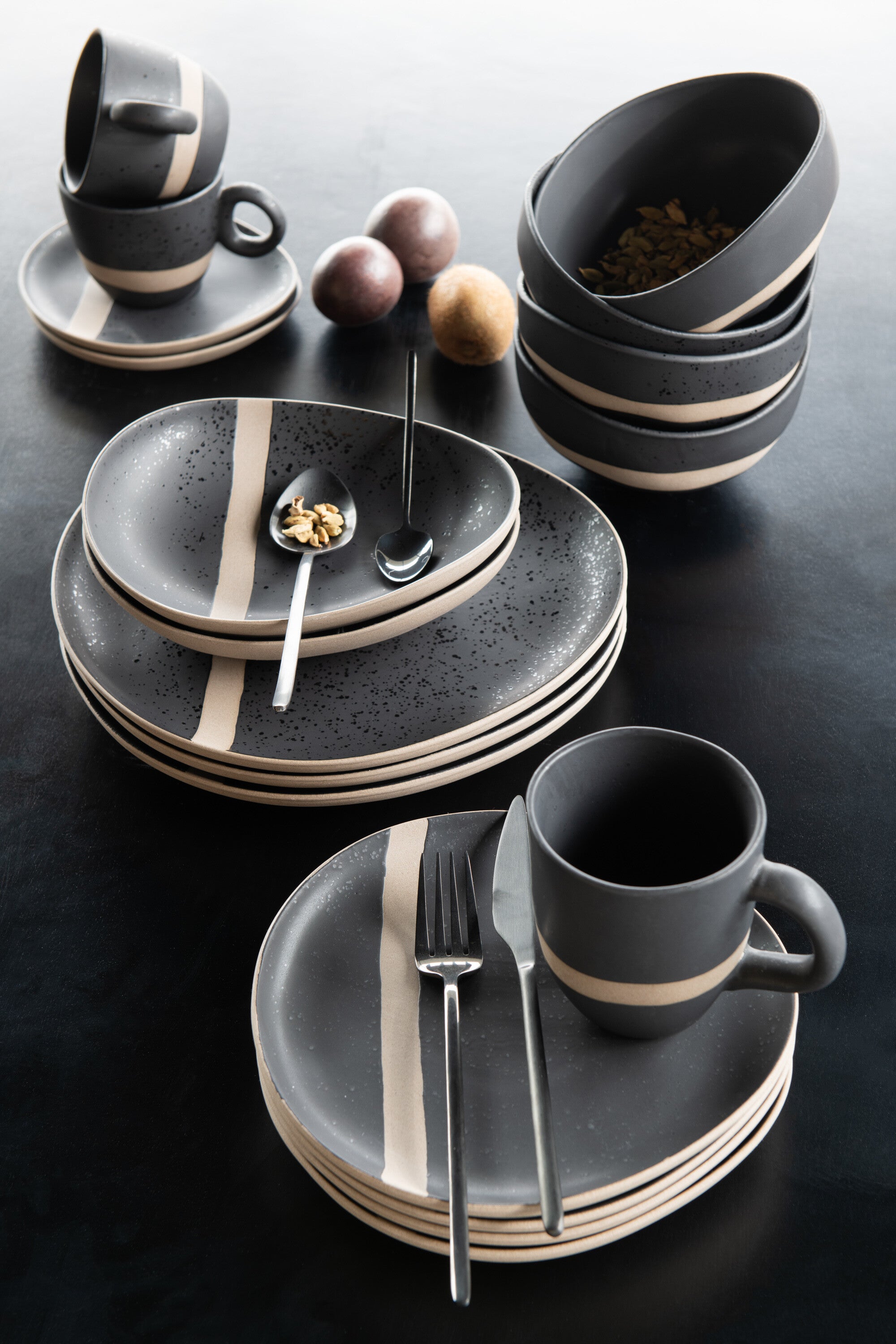 J-Line bord - keramiek - zwart taupe - small