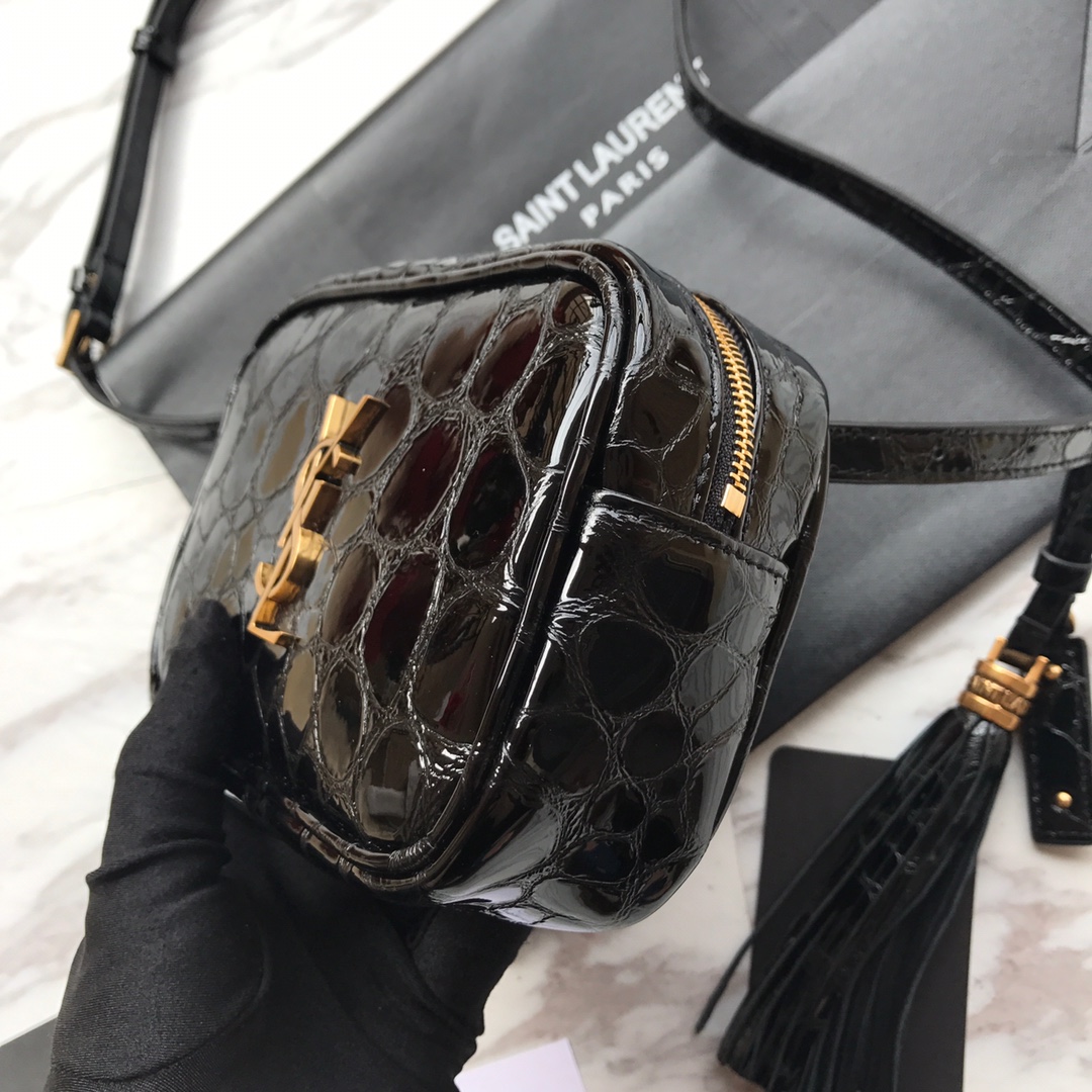 MONOGRAM CHAIN WALLET IN CROCODILE EMBOSSED SHINY LEATHER1:1High-quality replica
