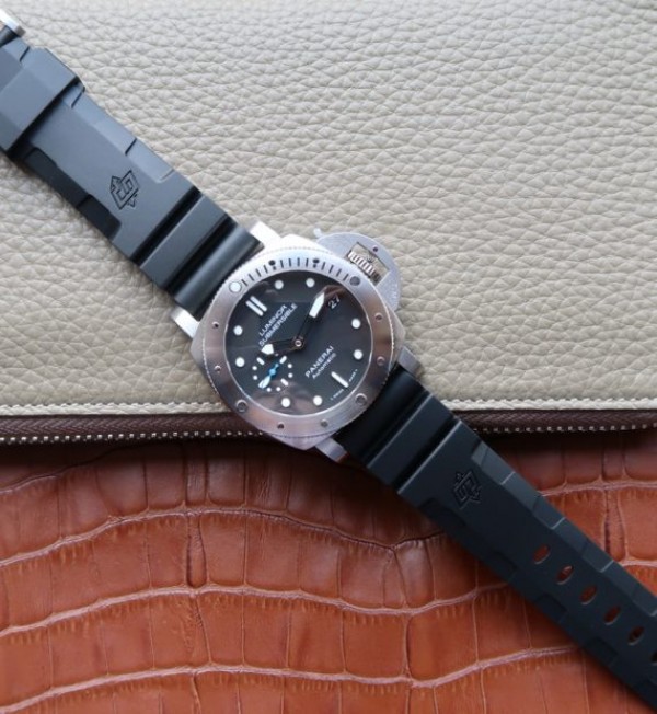Replica Panerai XF Luminor Submersible PAM682 Rubber Strap P.9010 - Top club