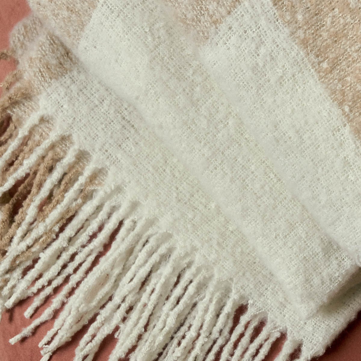 Koc ALLORA z przędzy boucle ecru 130x170cm