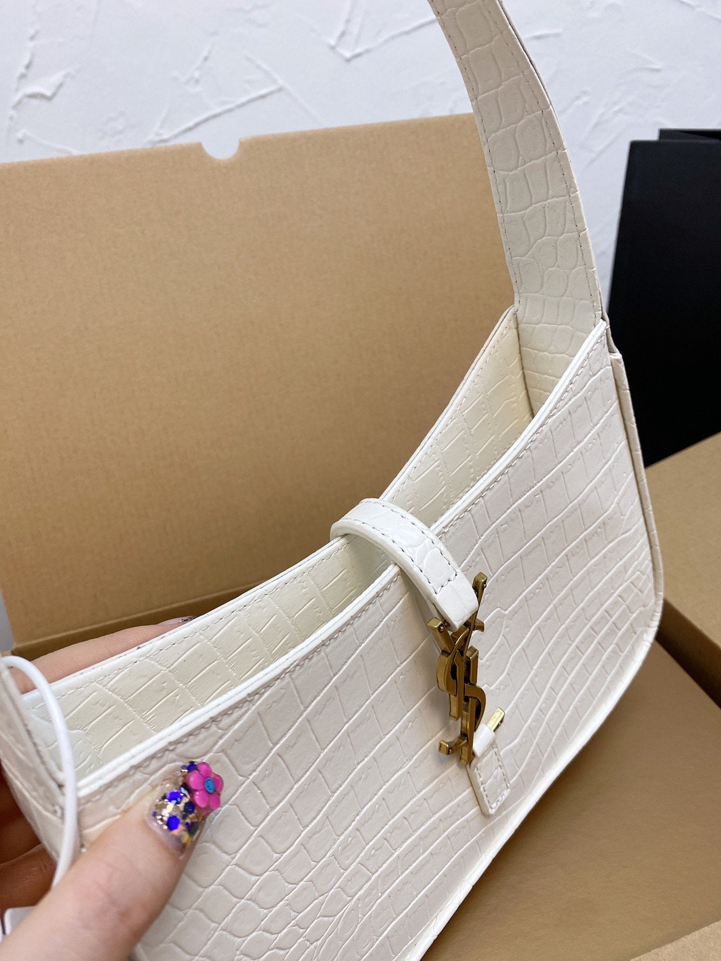 TO – Luxury Edition Bags SLY 2041:1High-quality replica