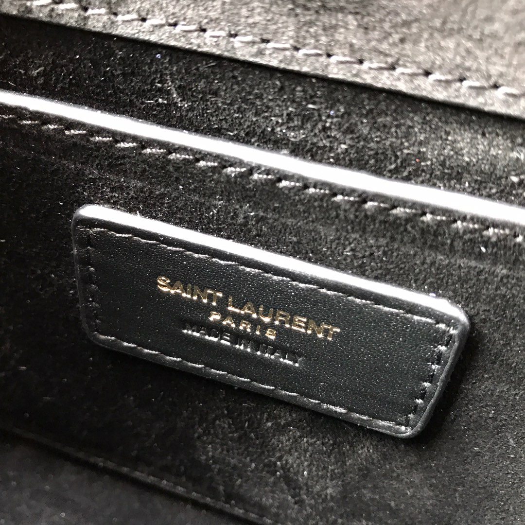 MONOGRAM CHAIN WALLET IN CROCODILE EMBOSSED SHINY LEATHER1:1High-quality replica