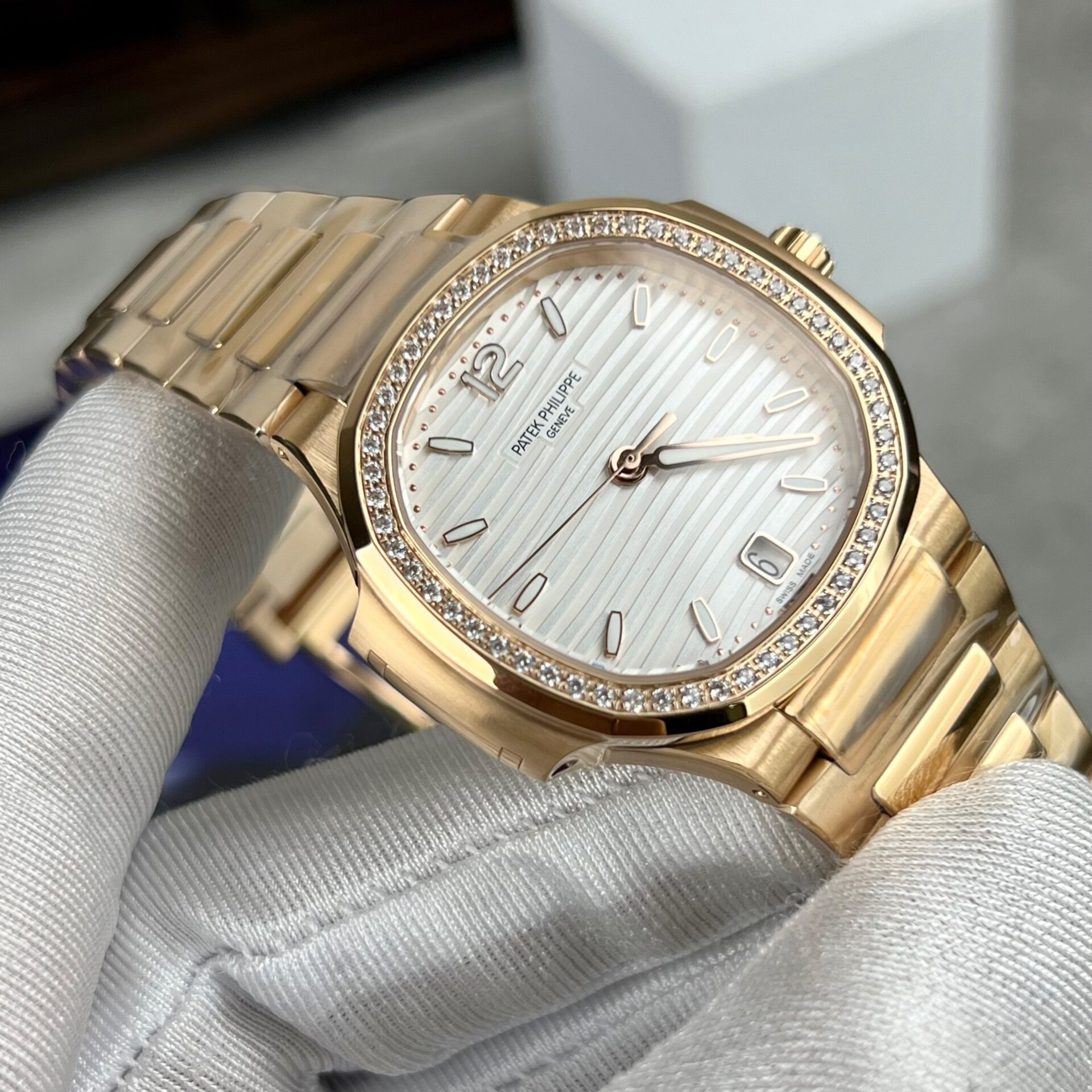 Patek Philippe Nautilus 7118 Replica Watch With Diamonds Bezel 3K Factory 35.2mm - Top club