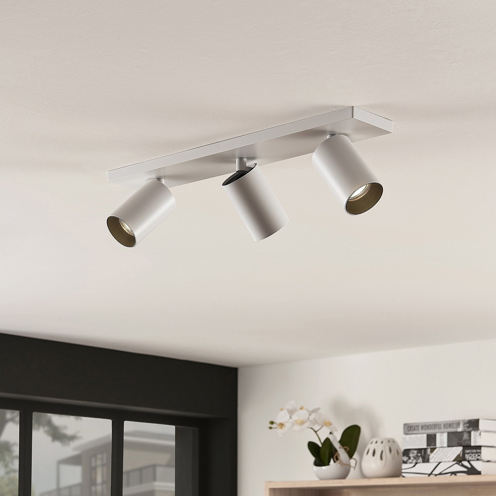 Verstelbare LED Plafondlamp met Drie Spots voor Moderne Verlichting – Wit Aluminium Plafond- of Wandmontage, Ideaal voor Grote Ruimtes