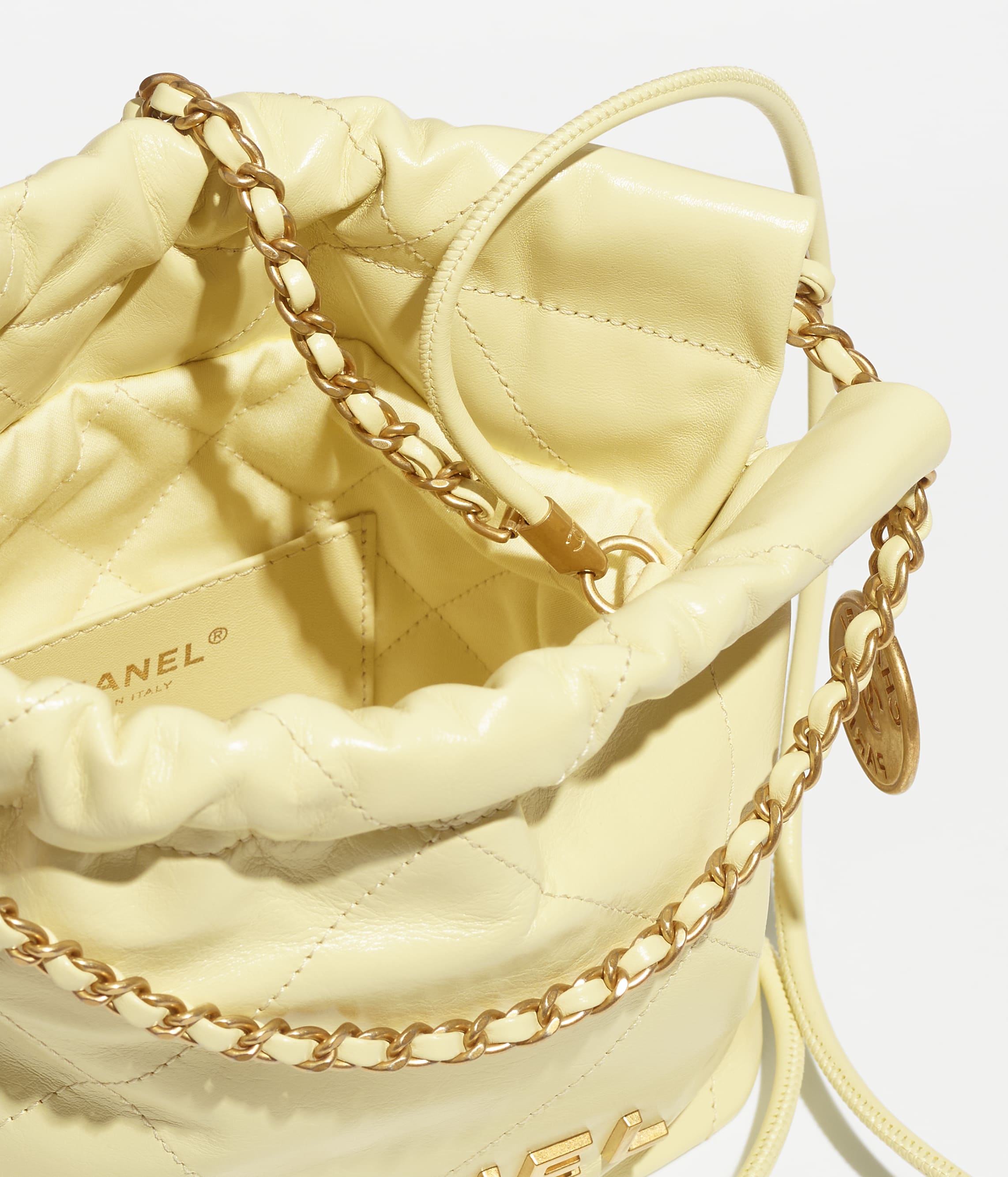 CHANEL 22 MINI HANDBAG Shiny Calfskin & Gold-Tone Metal Light Yellow1:1High-quality replica