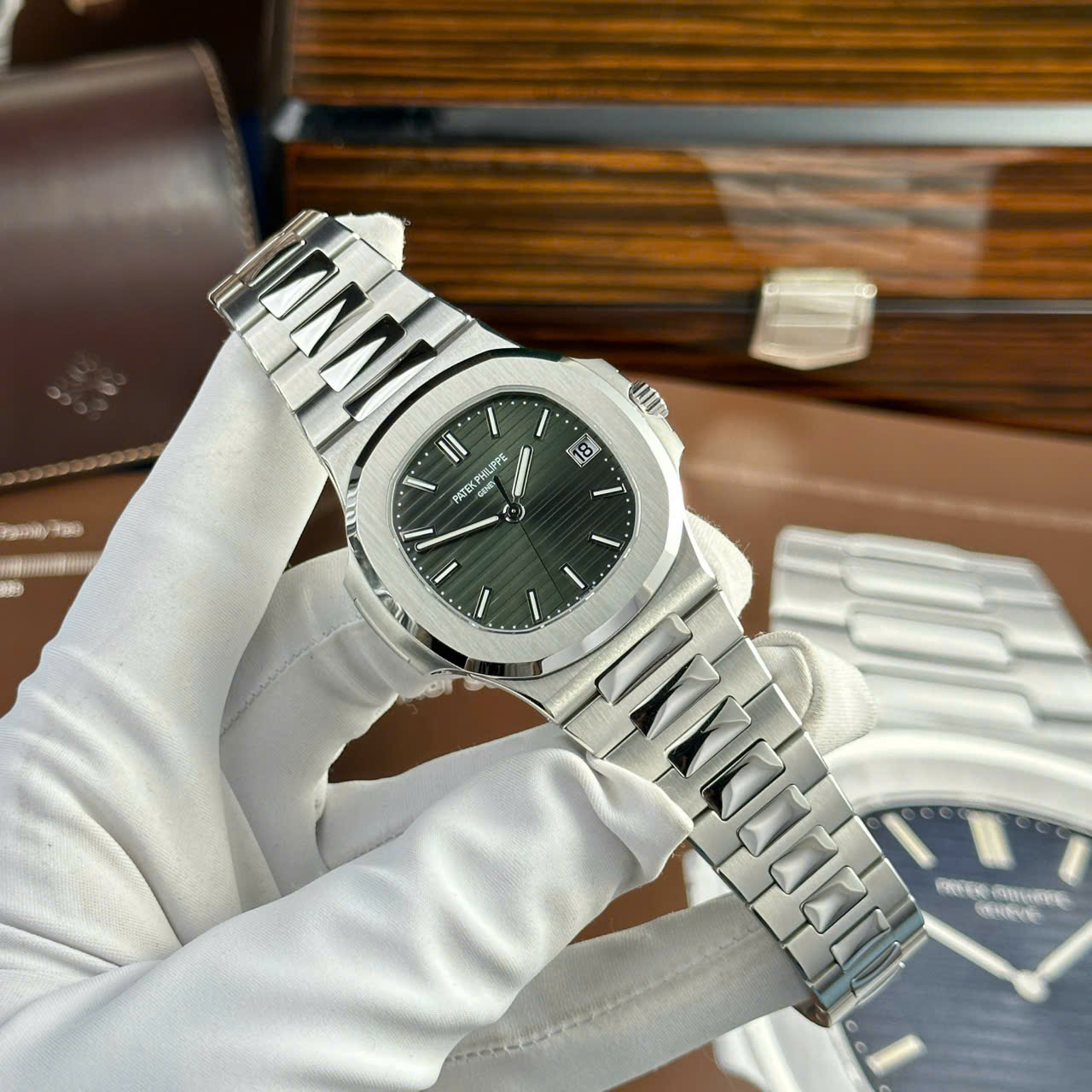 Patek Philippe Nautilus 5711 Refined Full Options Green Dial Best Top Quality Watch 40mm - Elite Watch Atelier