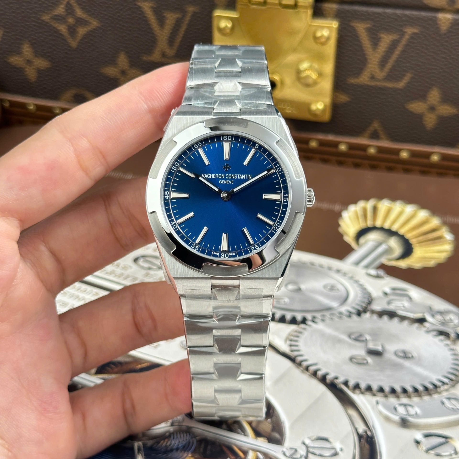 Vacheron Constantin Overseas Ultra-Thin 2000V Luxury Fake Watches Blue Dial Metal Wire 8F Factory 40mm - Elite Watch Atelier