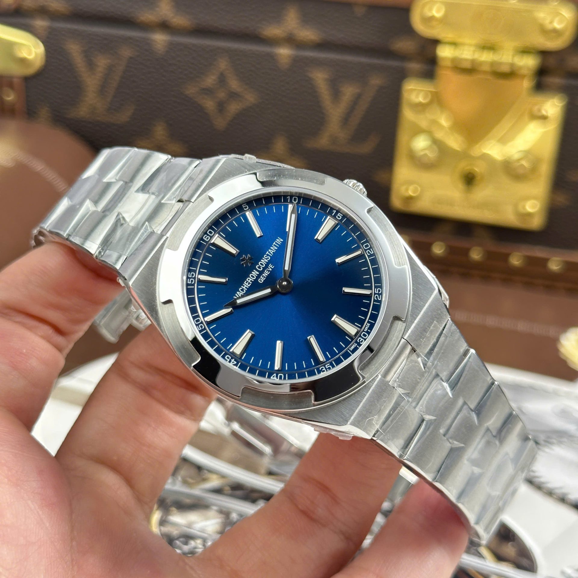 Vacheron Constantin Overseas Ultra-Thin 2000V Luxury Fake Watches Blue Dial Metal Wire 8F Factory 40mm - Top club
