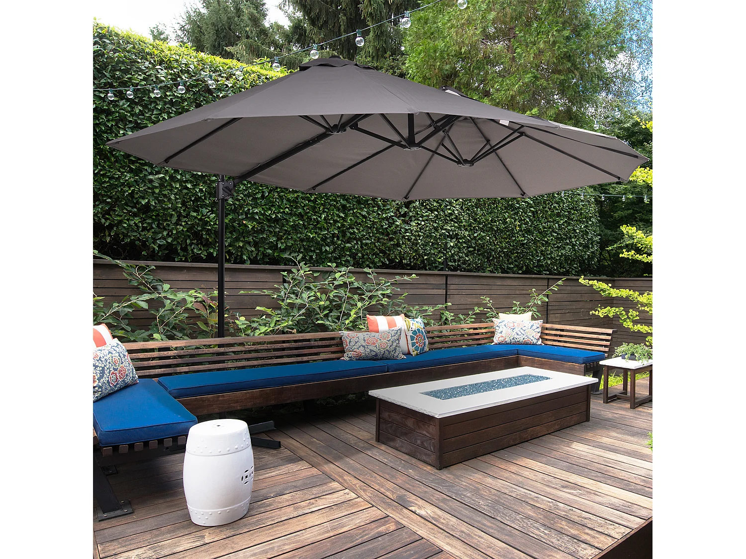 Parasol déporté grande taille XXL inclinable dim. 4,4L x 2,7l x 2,5H m piètement en acier inclus polyester gris