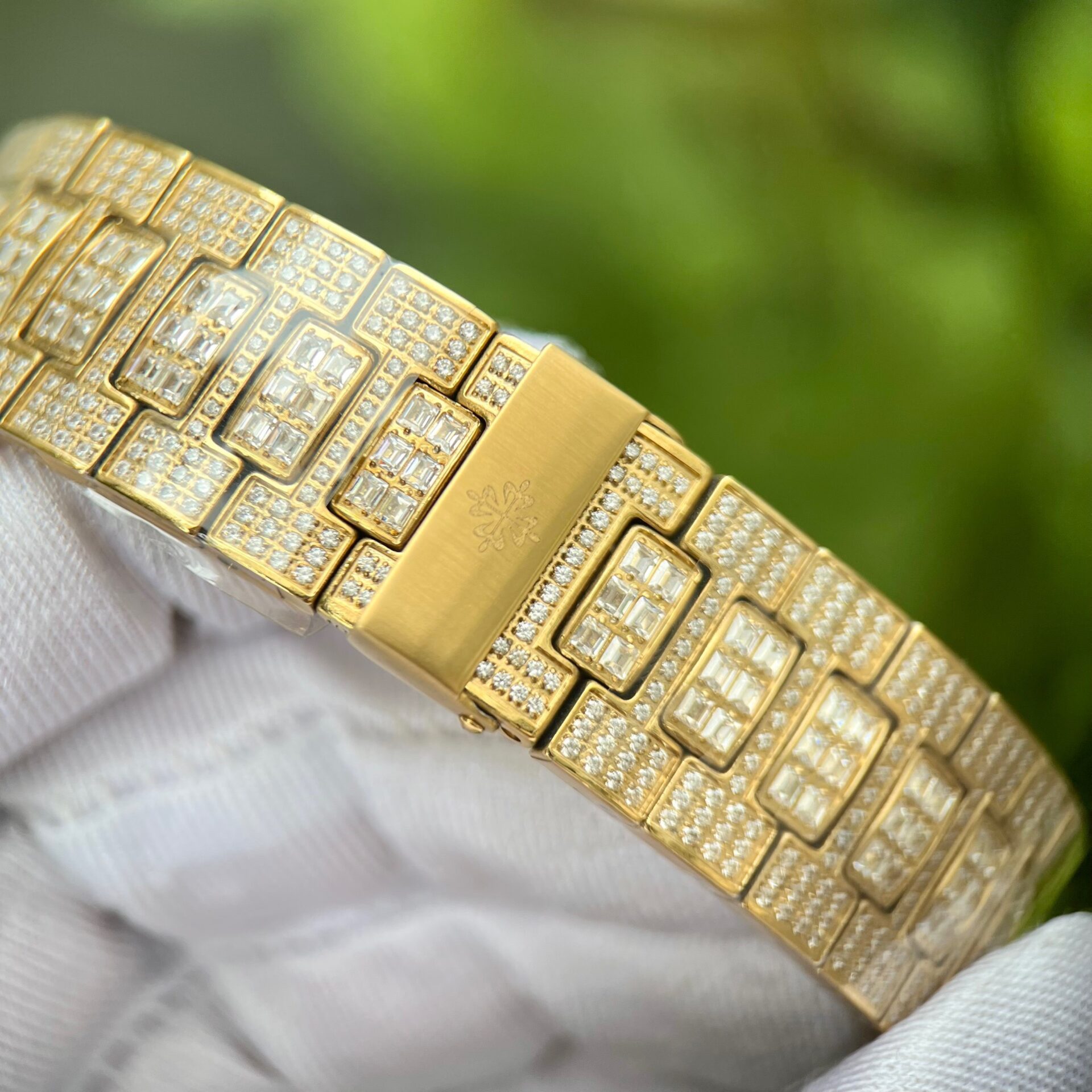 Patek Philippe Nautilus 5719 Replica 1:1 Watch With Full Stone Yellow Gold Plated 3K 40mm - Top club