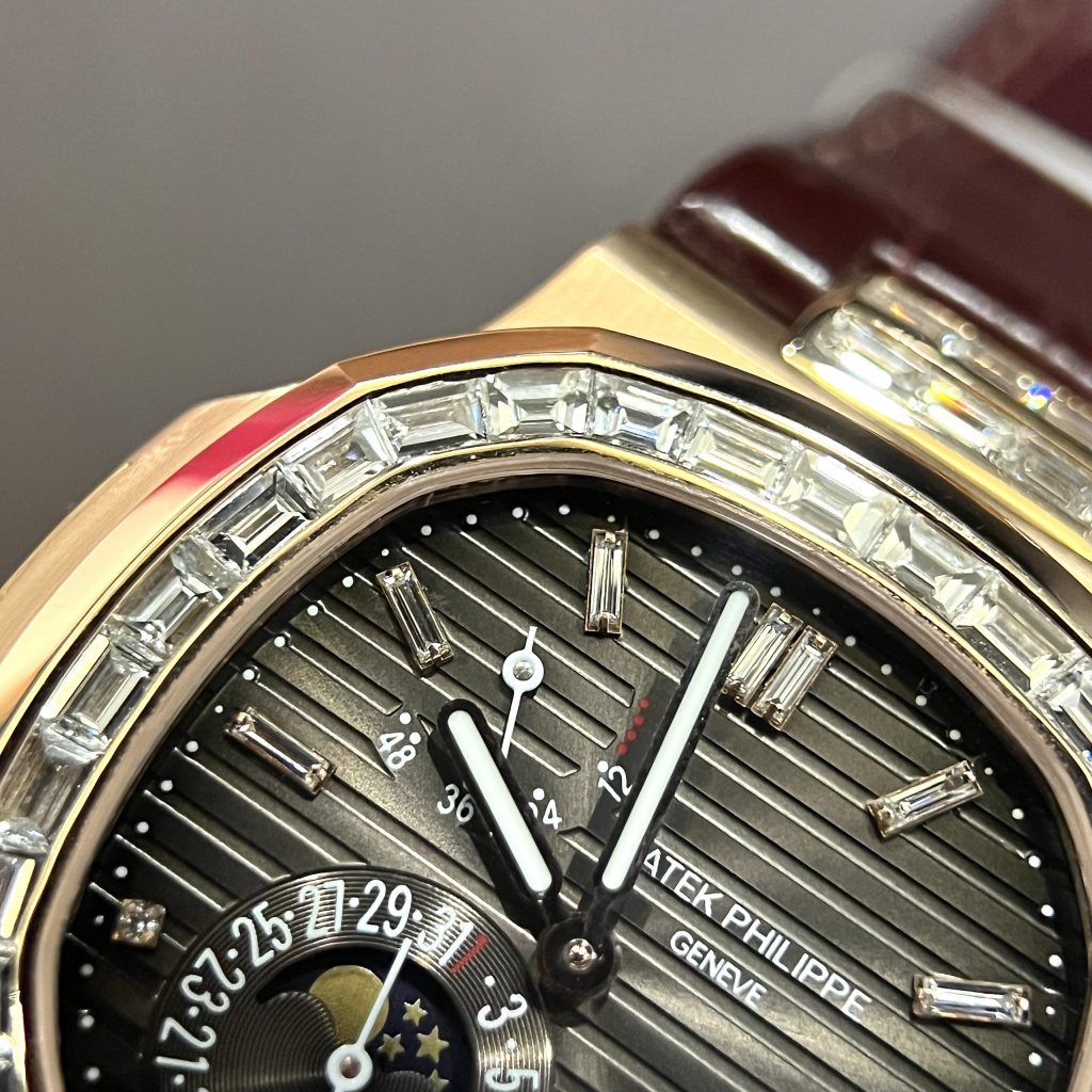 Patek Philippe Replica 1:1 Watch Nautilus 5724 18K Solid Gold With Natural Diamonds 40mm - Top club