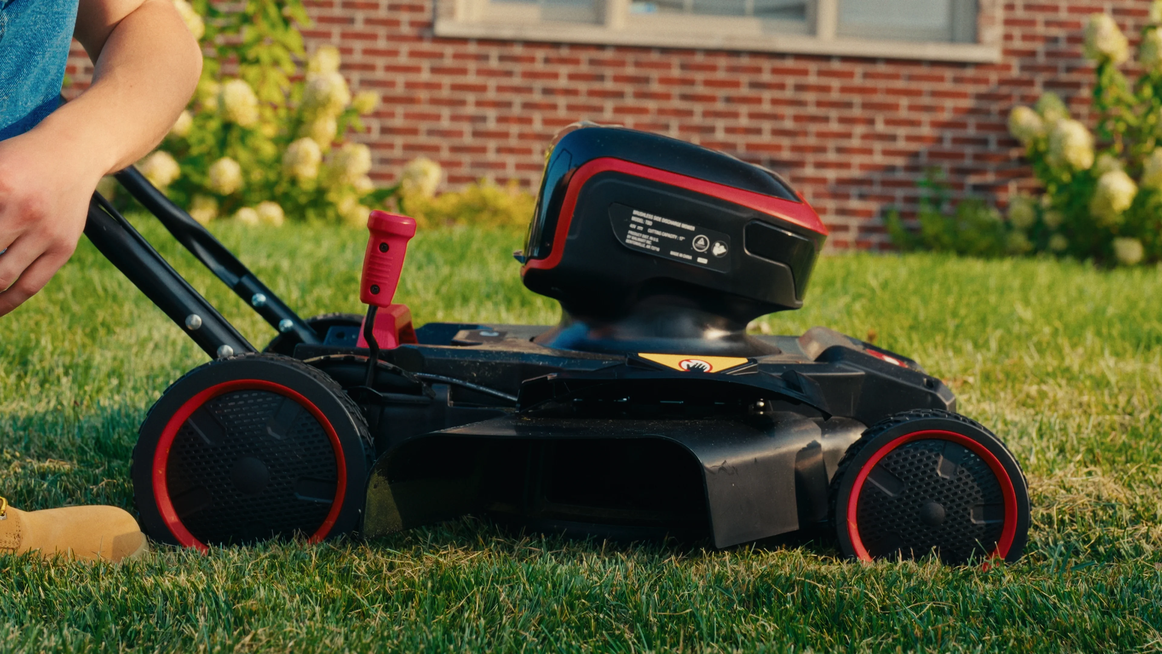 Hyper Tough 2x20 Volts Max 18-inch Brushless Side-discharge Mower, HY5601050516001 - Image 8
