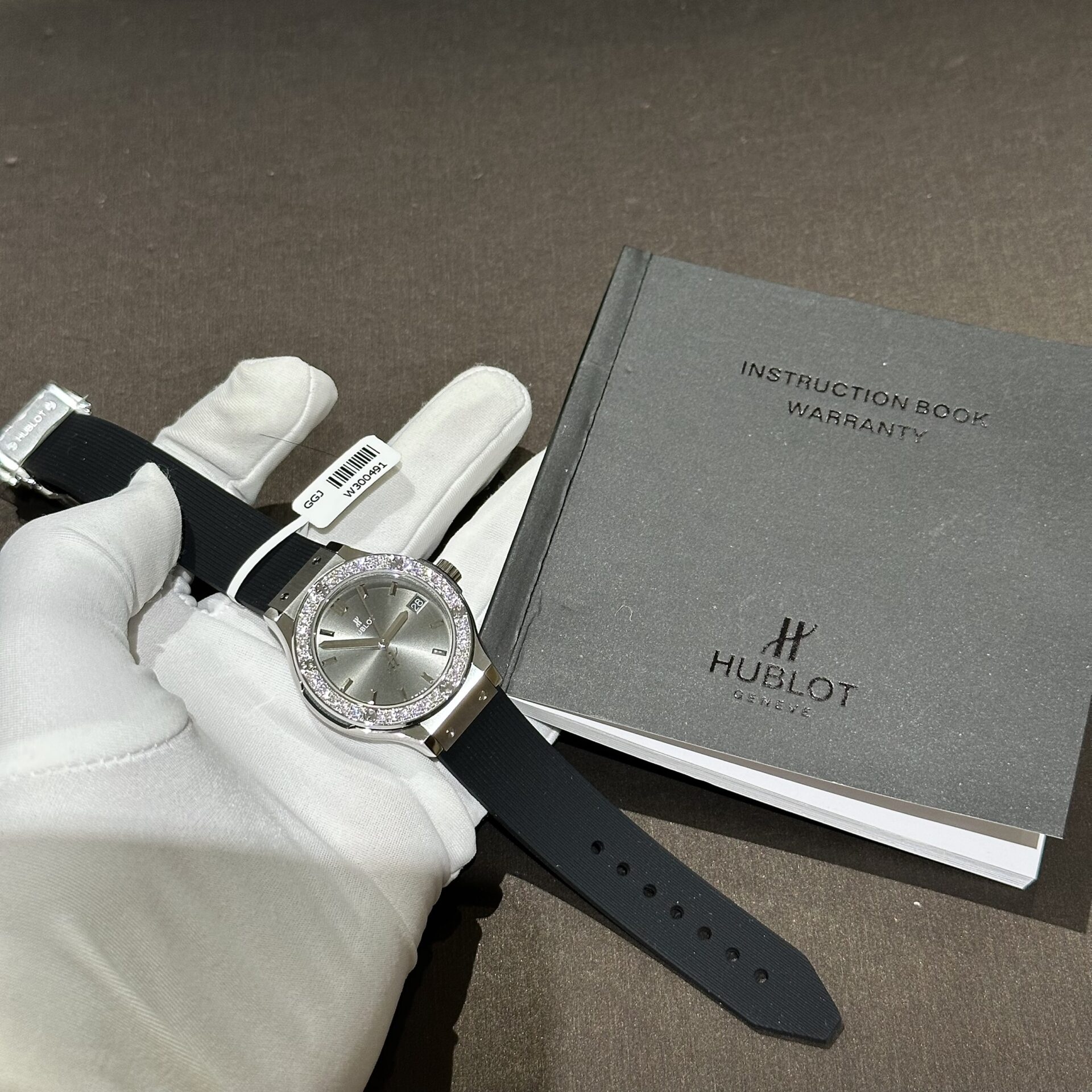 Hublot Replica Watch With Moissanite Diamonds Rubber Strap 33mm - Elite Watch Atelier