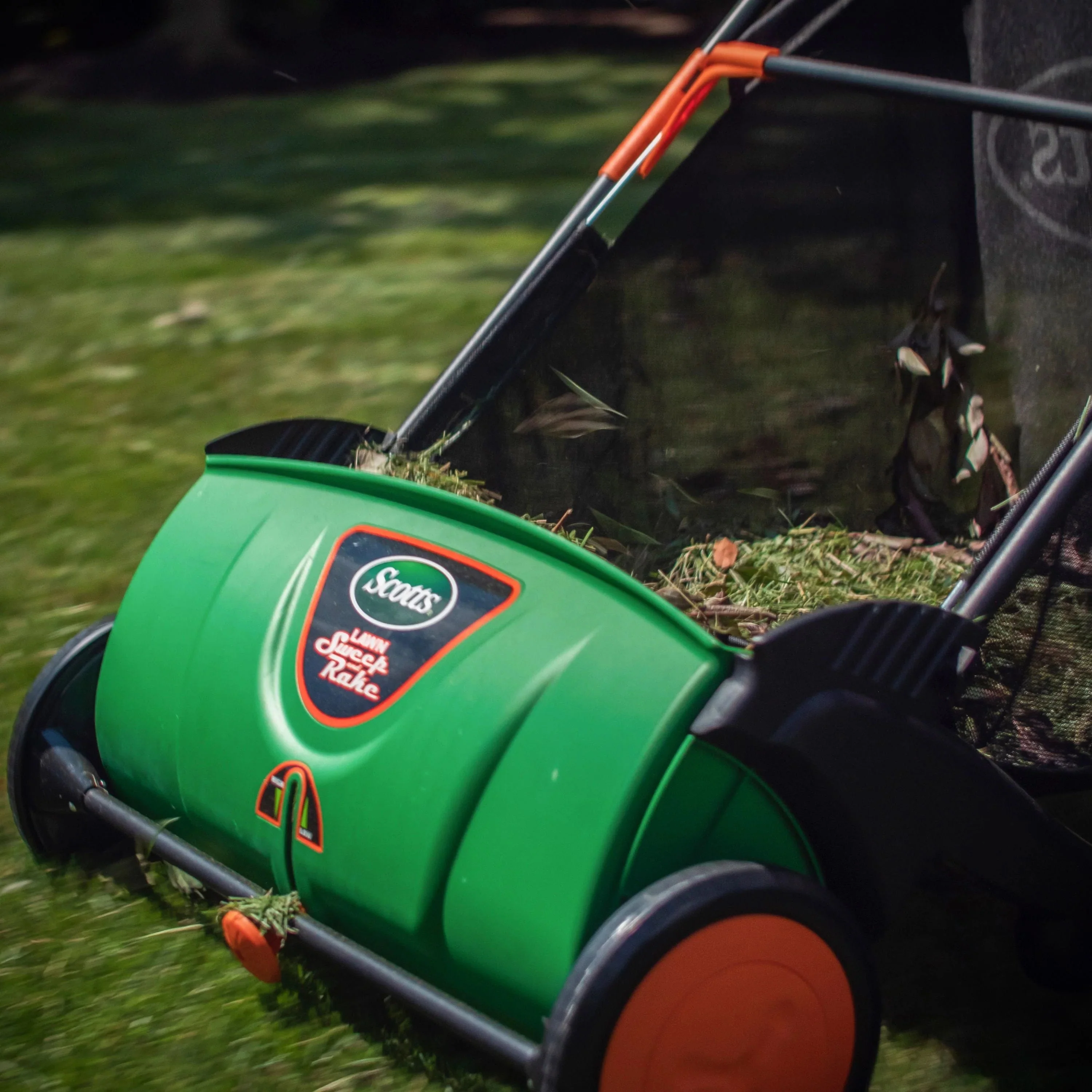 Scotts 26-Inch Push Lawn Sweeper - LSW70026S - Image 2 Scotts 26-Inch Push Lawn Sweeper - LSW70026S - Image 2