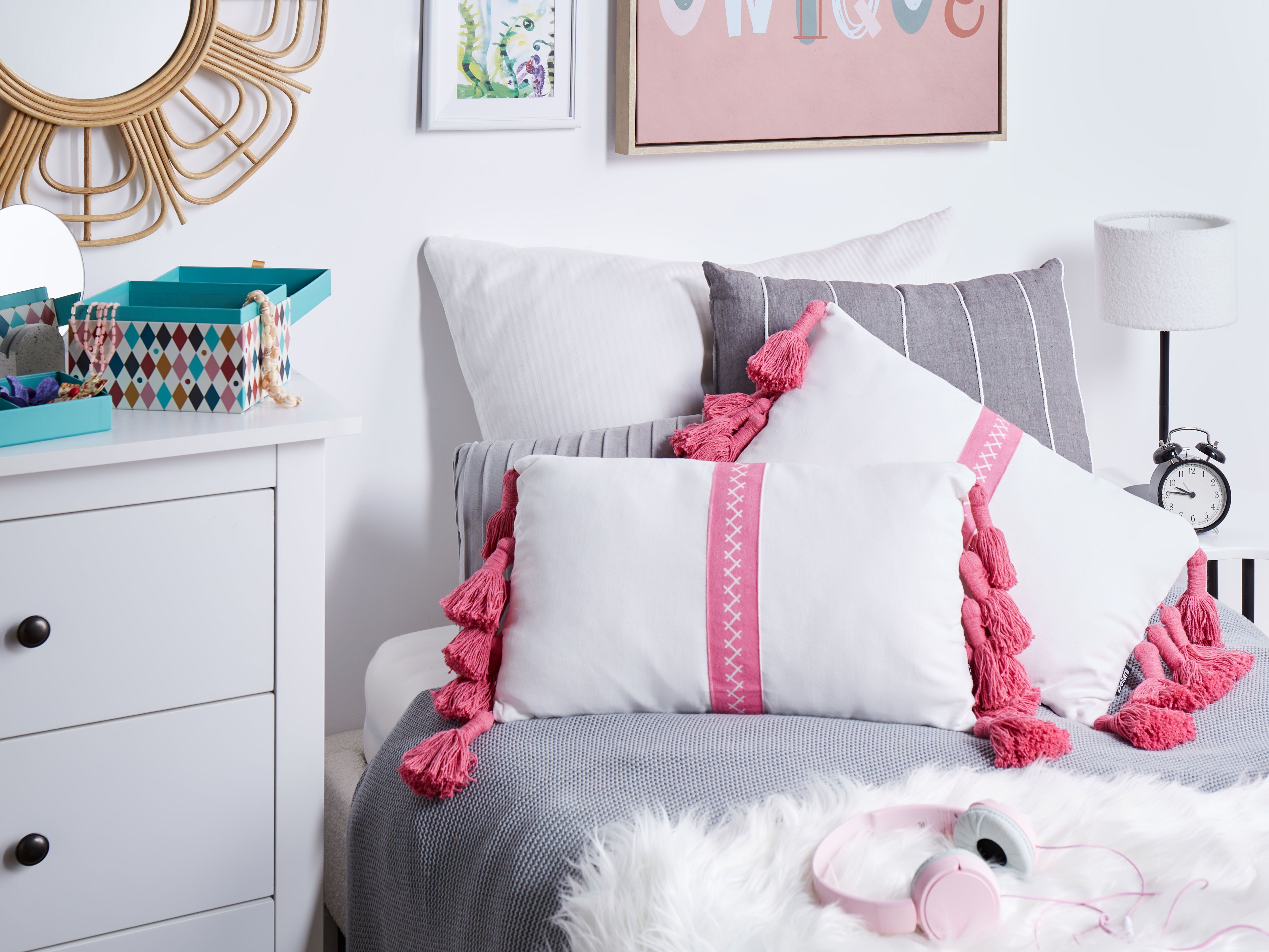 Set of 2 Decorative Cushions LOVELY Cotton 30 x 50 cm White Pink